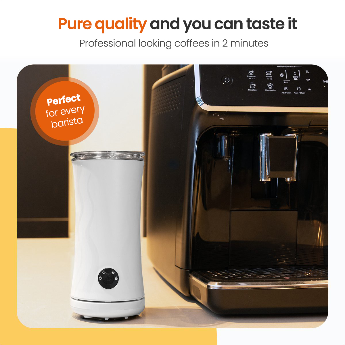 Eine Kaffeemaschine und ein Milchaufschäumer. Die Maschine ist schwarz und der Aufschäumer weiß. Der Text sagt 'Pure quality'.