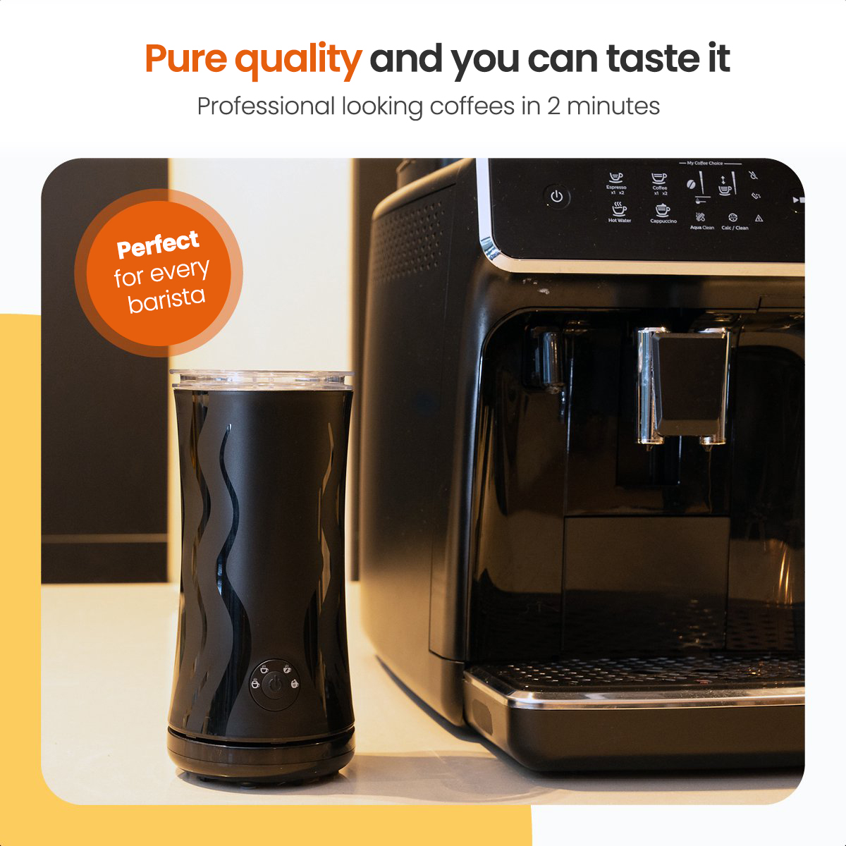 Eine schwarze Kaffeemaschine mit einem schwarzen Milchaufschäumer. Der Text lautet: 'Perfekt für jeden Barista'.
