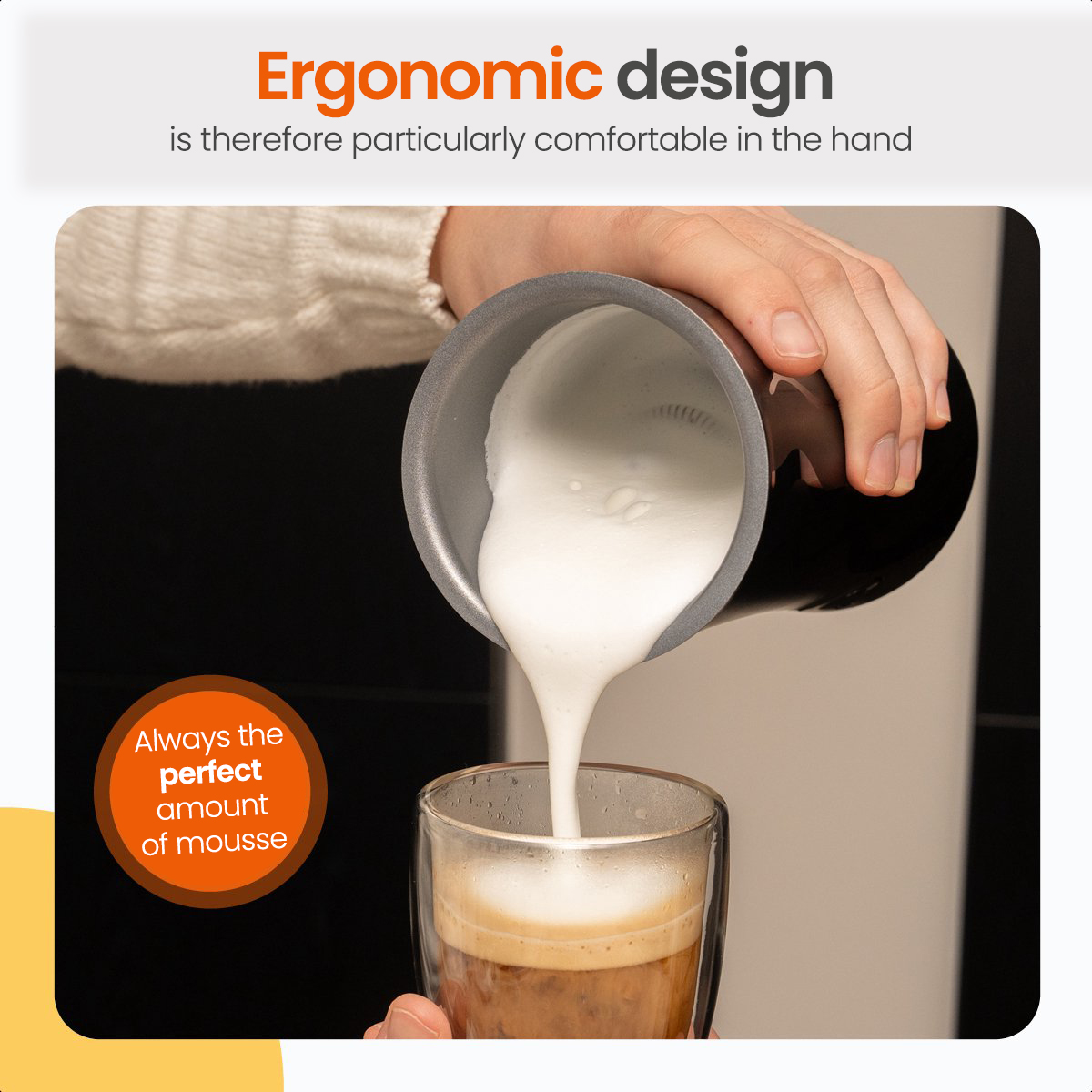 Eine Person gießt Milchschaum in ein Glas Kaffee, mit Text.