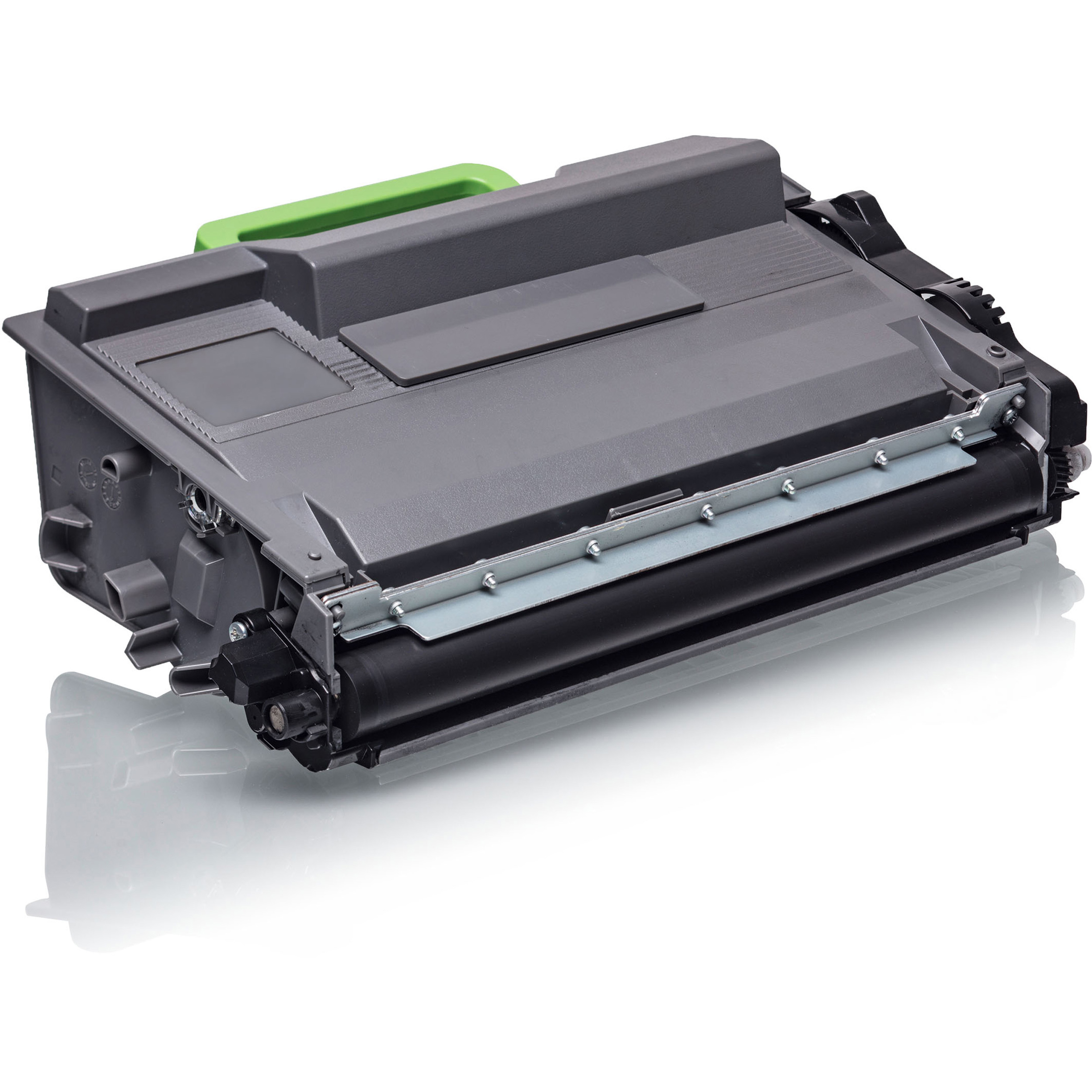 Cartuccia toner per stampante grigia e verde con maniglia verde, su superficie riflettente bianca.