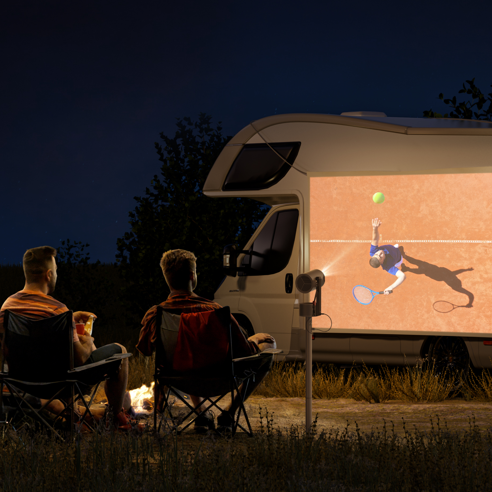 Dwóch mężczyzn ogląda mecz tenisa wyświetlany na kamperze. Scena nocna, ognisko.