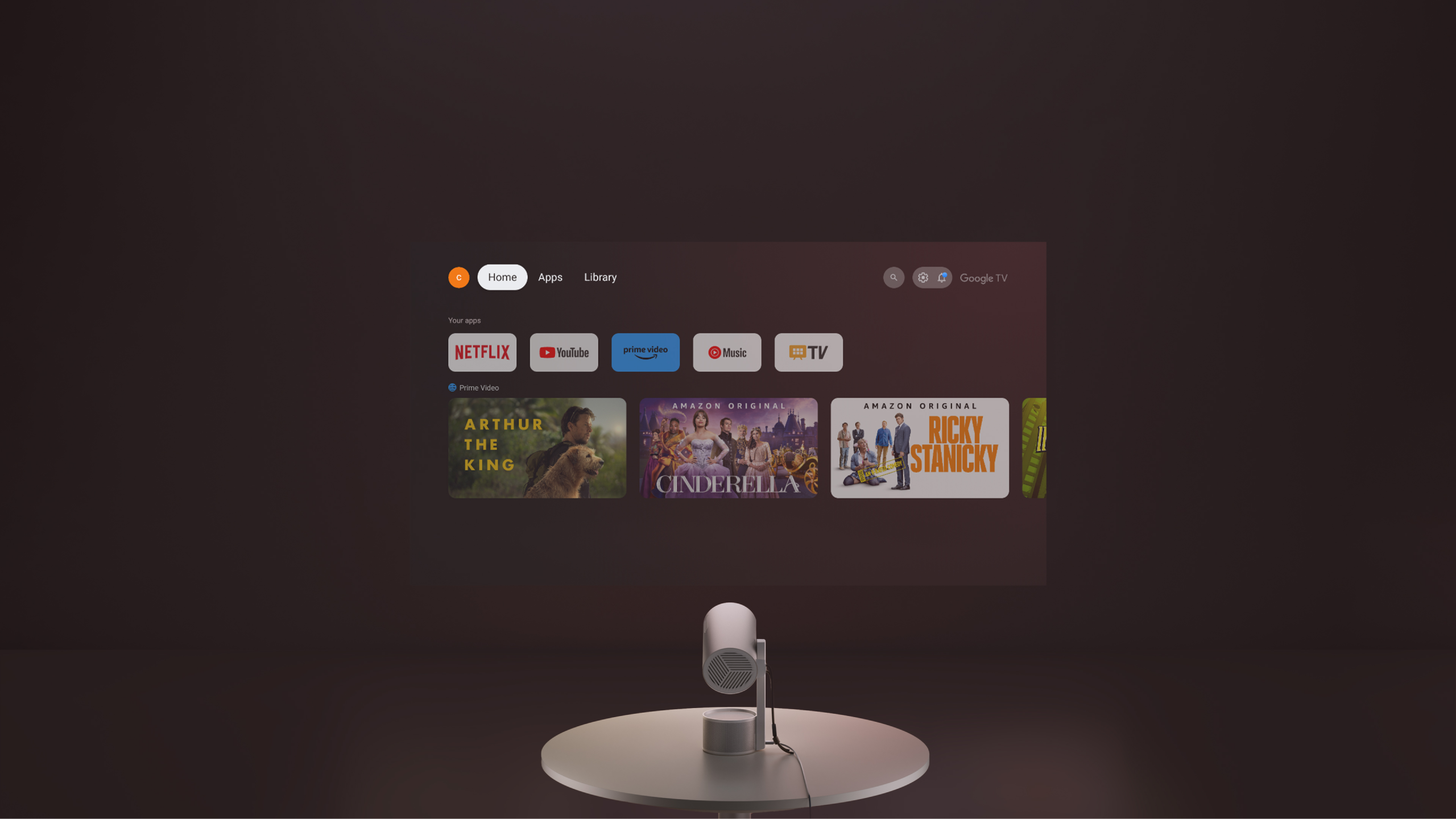 Projektor na stole wyświetlający ekran filmu w ciemnym pomieszczeniu.