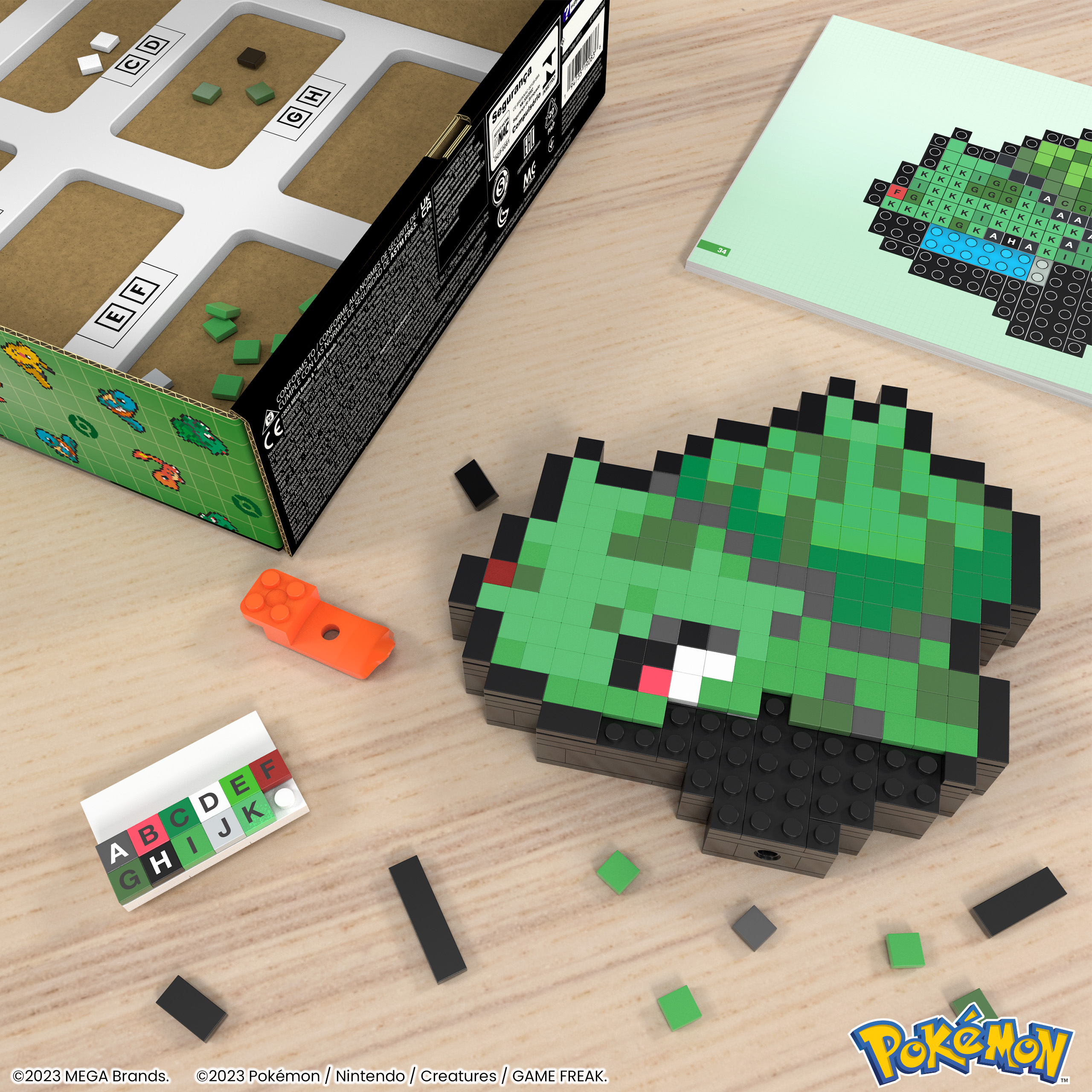 Un Bulbasaur Pokémon in pixel art viene costruito con blocchi colorati, con scatola e istruzioni.