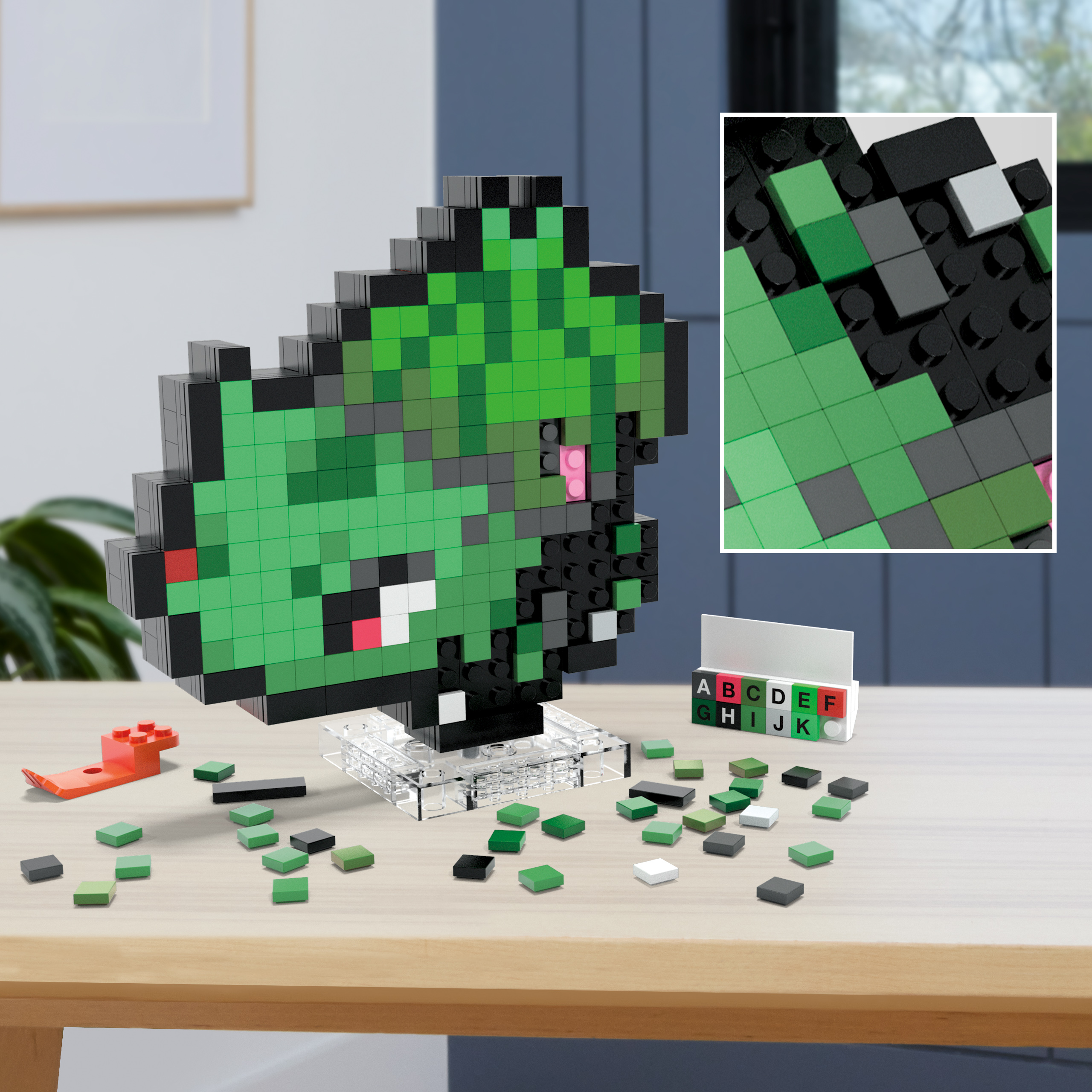 Pianta verde pixelata fatta di mattoncini Lego con un inserto dettagliato. Diversi mattoncini Lego sparsi.