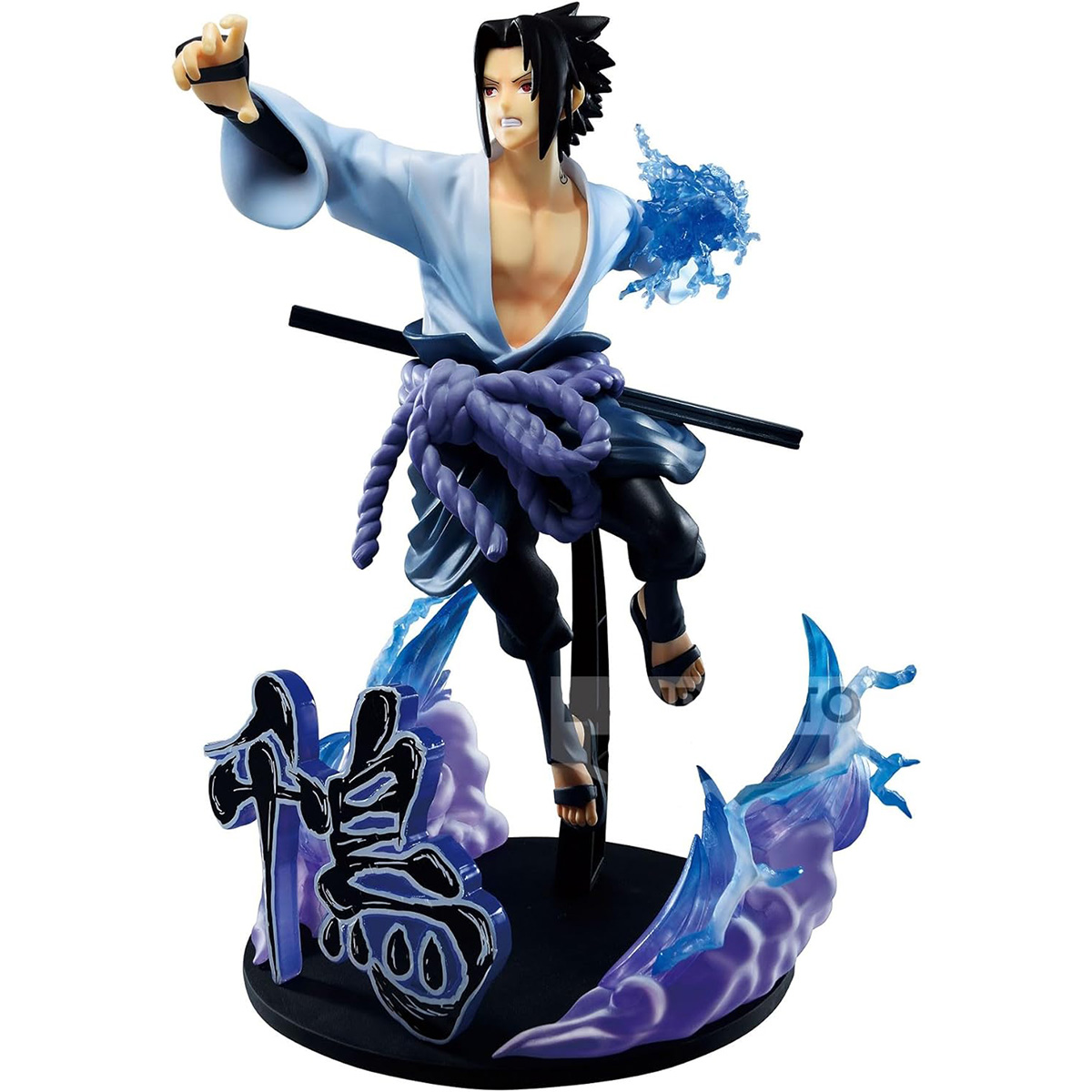 Eine Sasuke-Figur in einer Action-Pose. Er trägt ein weißes Hemd, schwarze Hose und blaue Energie.