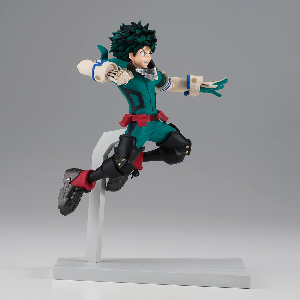 Figur von Deku aus My Hero Academia in Actionpose, grüner Anzug, weiße Basis.