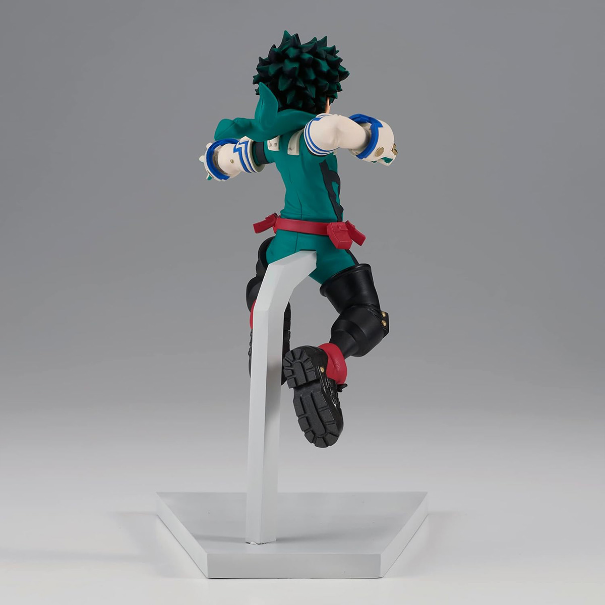 Anime-Figur eines Helden in dynamischer Pose, grün-weißes Outfit, auf einem Ständer.