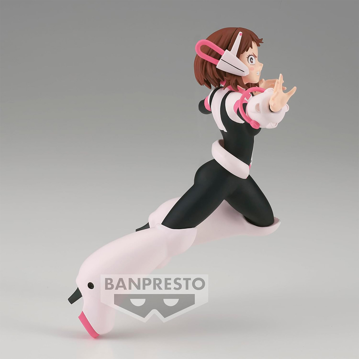 Anime-Figur in Schwarz und Pink, springend. Weiße und rosa Akzente. Banpresto-Logo.