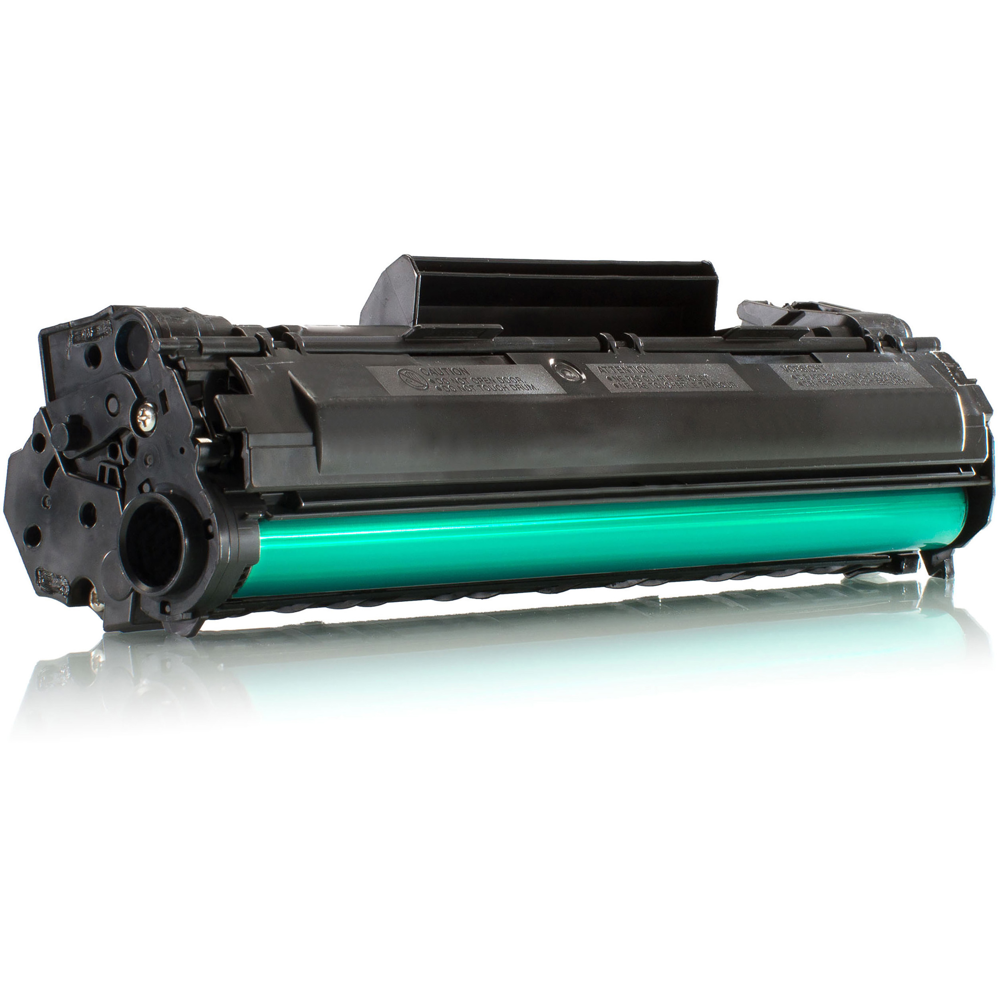 Cartuccia toner nera e verde su superficie bianca. La cartuccia sembra nuova.