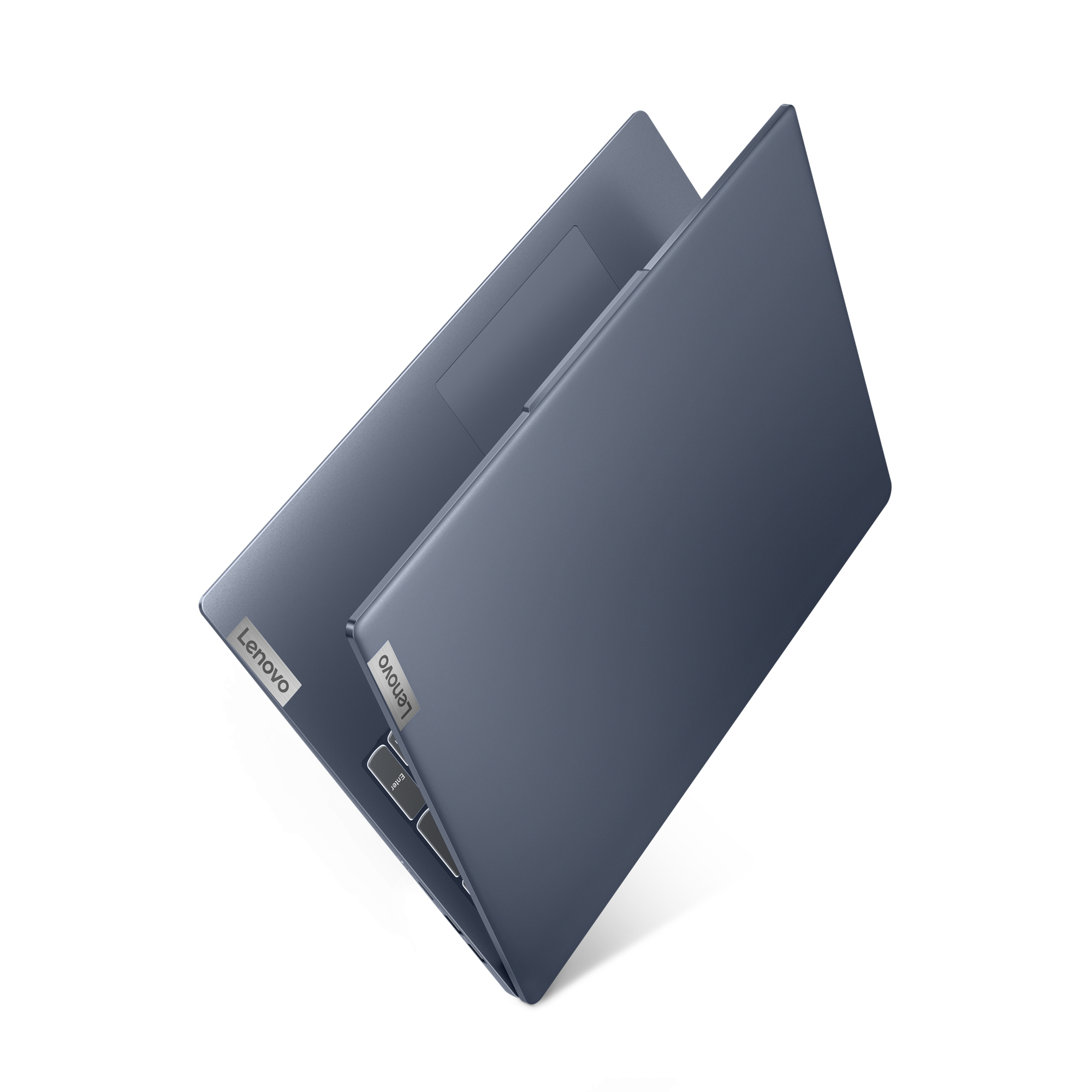Due laptop Lenovo, uno aperto, uno chiuso, in grigio-blu, vista dall'alto.
