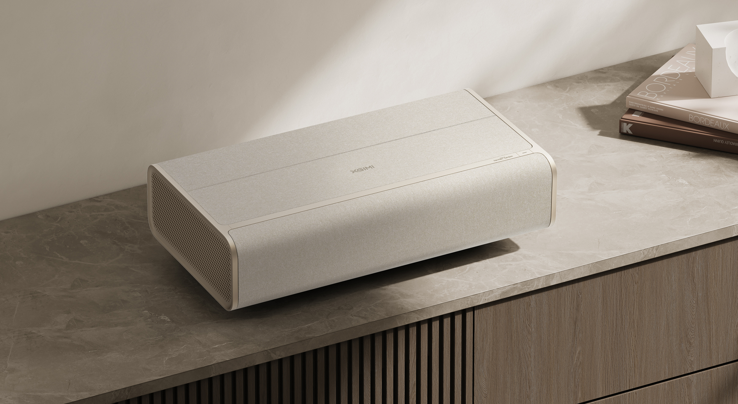 Crèmekleurige projector op een houten kast met boeken.