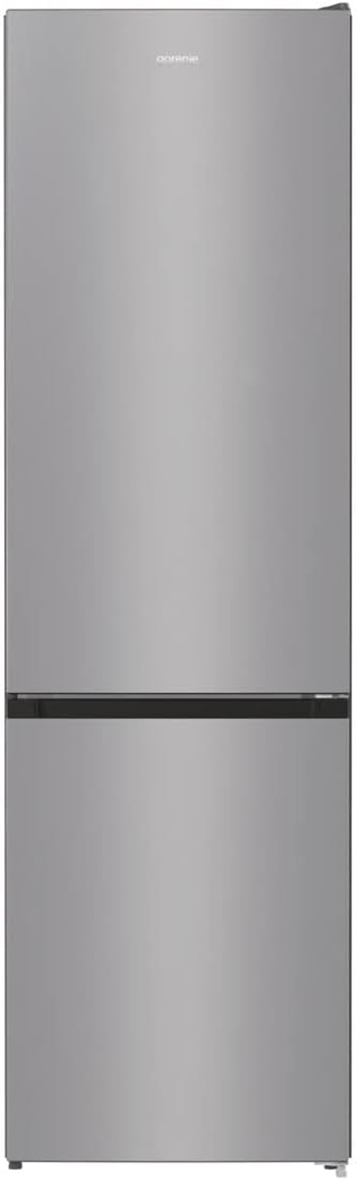 Srebrna lodówka. Dwa drzwi. Górne drzwi są większe niż dolne. Ma srebrne wykończenie.