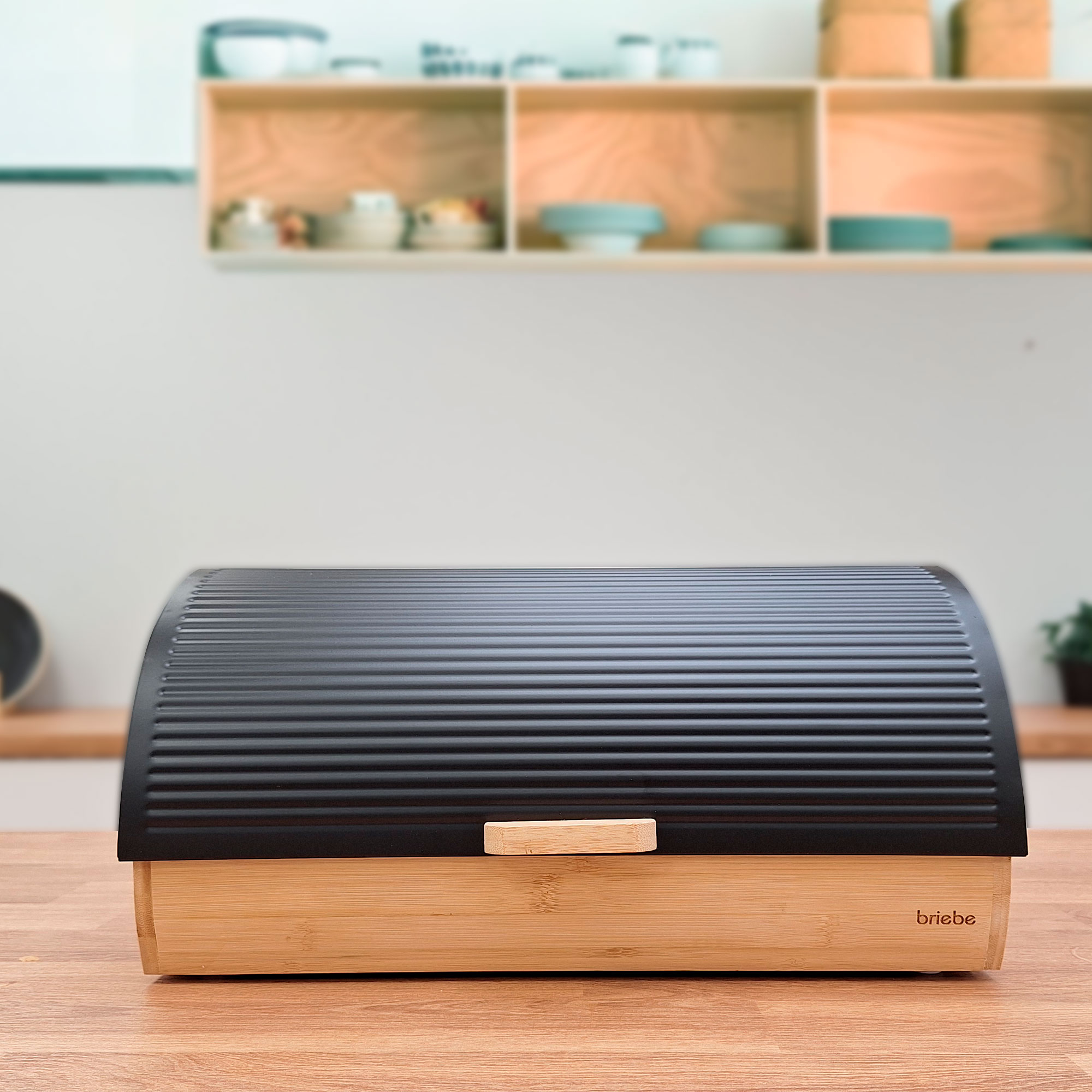 Panera negra con base de madera y tapa acanalada.