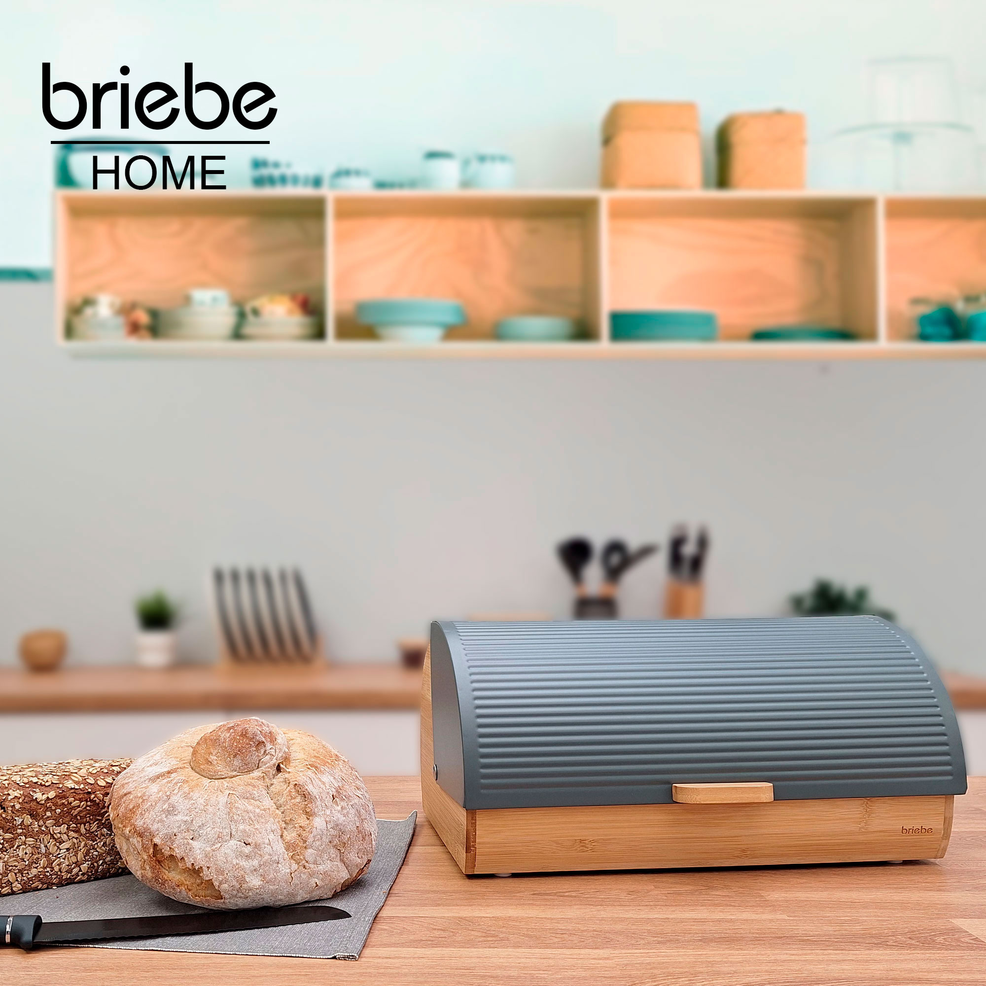 Una panera y hogazas de pan sobre una mesa de madera. Una cocina con estantes en el fondo.