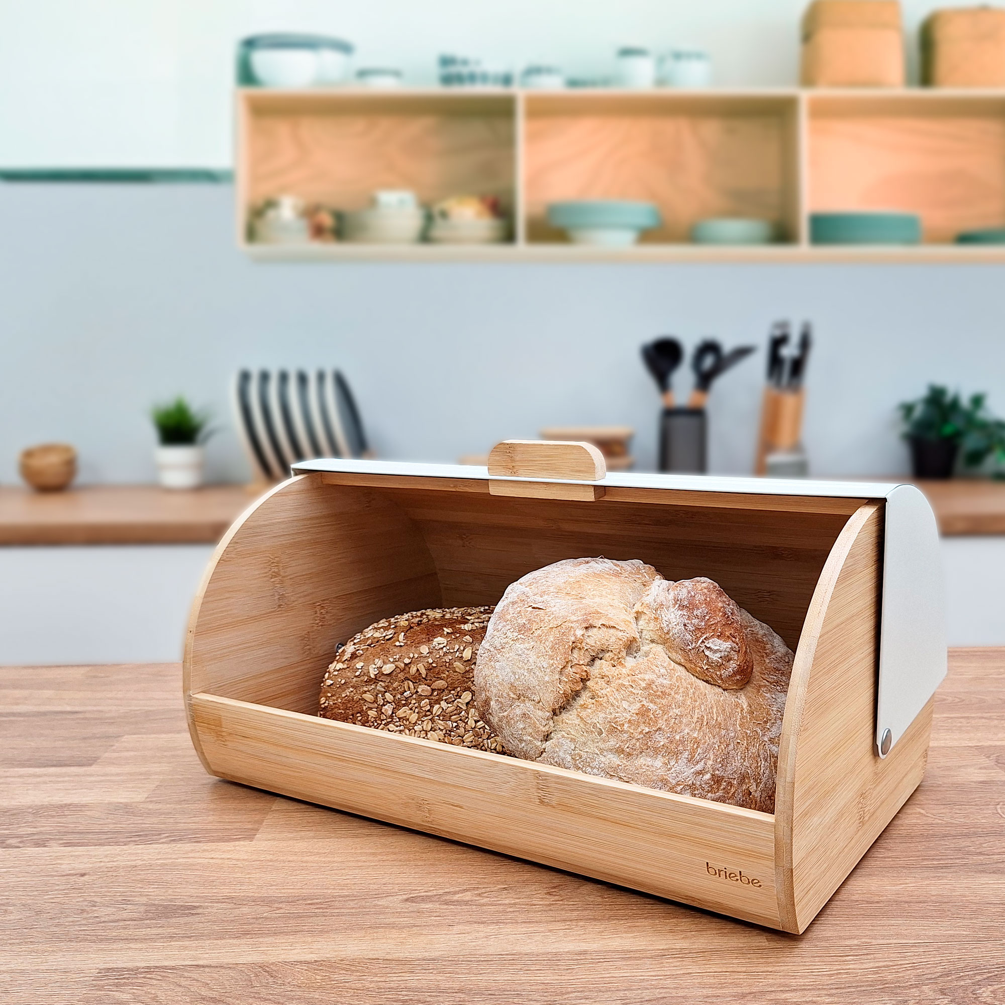 Panera de madera abierta con dos hogazas de pan dentro.