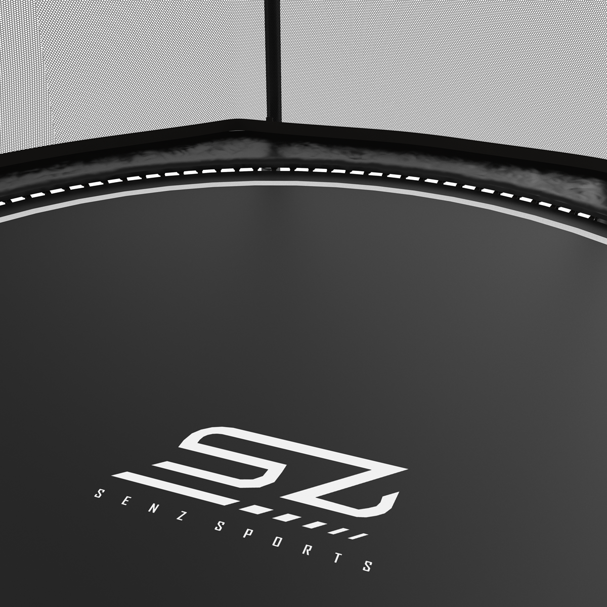 Close-up van een zwart trampoline-oppervlak met een wit logo.