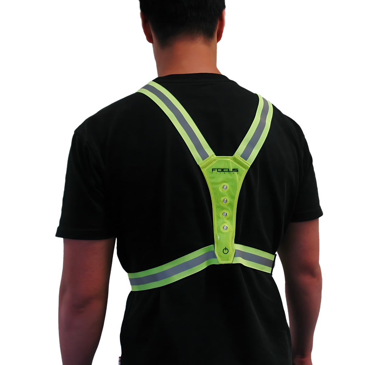 Man met een reflecterend vest. Het vest heeft een oplichtend paneel en reflecterende strepen.