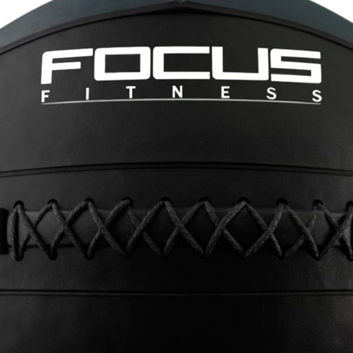 Gros plan sur ballon de médecine Focus Fitness noir. Panneau cousu et logo de la marque en blanc.