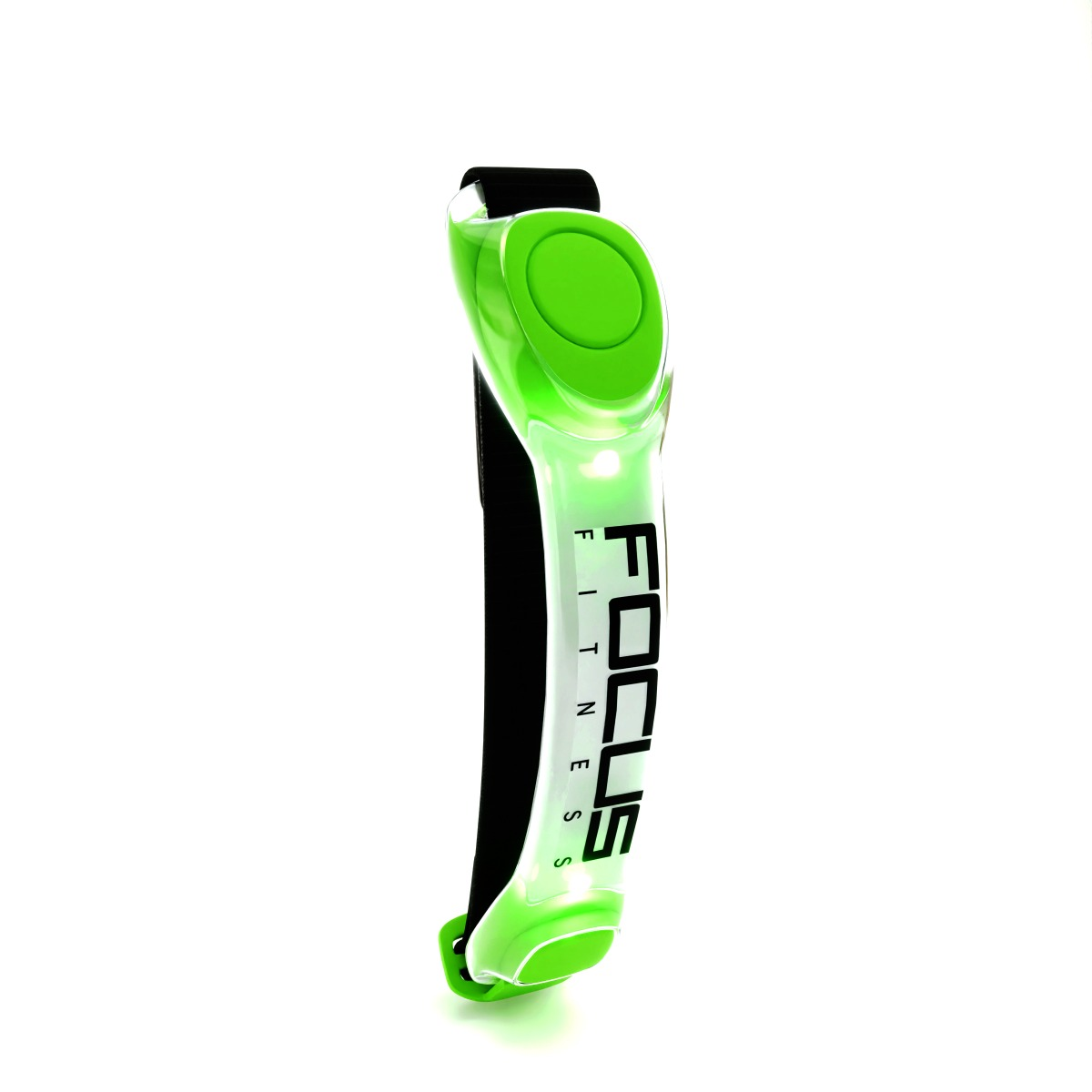 Groene fitnesstracker met het merk Focus Fitness. Zwarte band. Witte achtergrond.