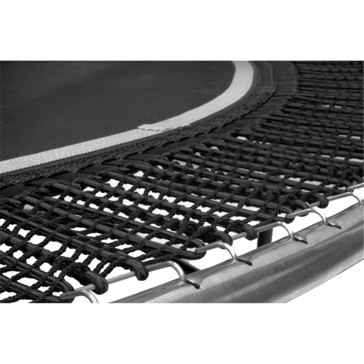 Gros plan sur la surface de saut et le filet du trampoline, montrant les points de connexion.