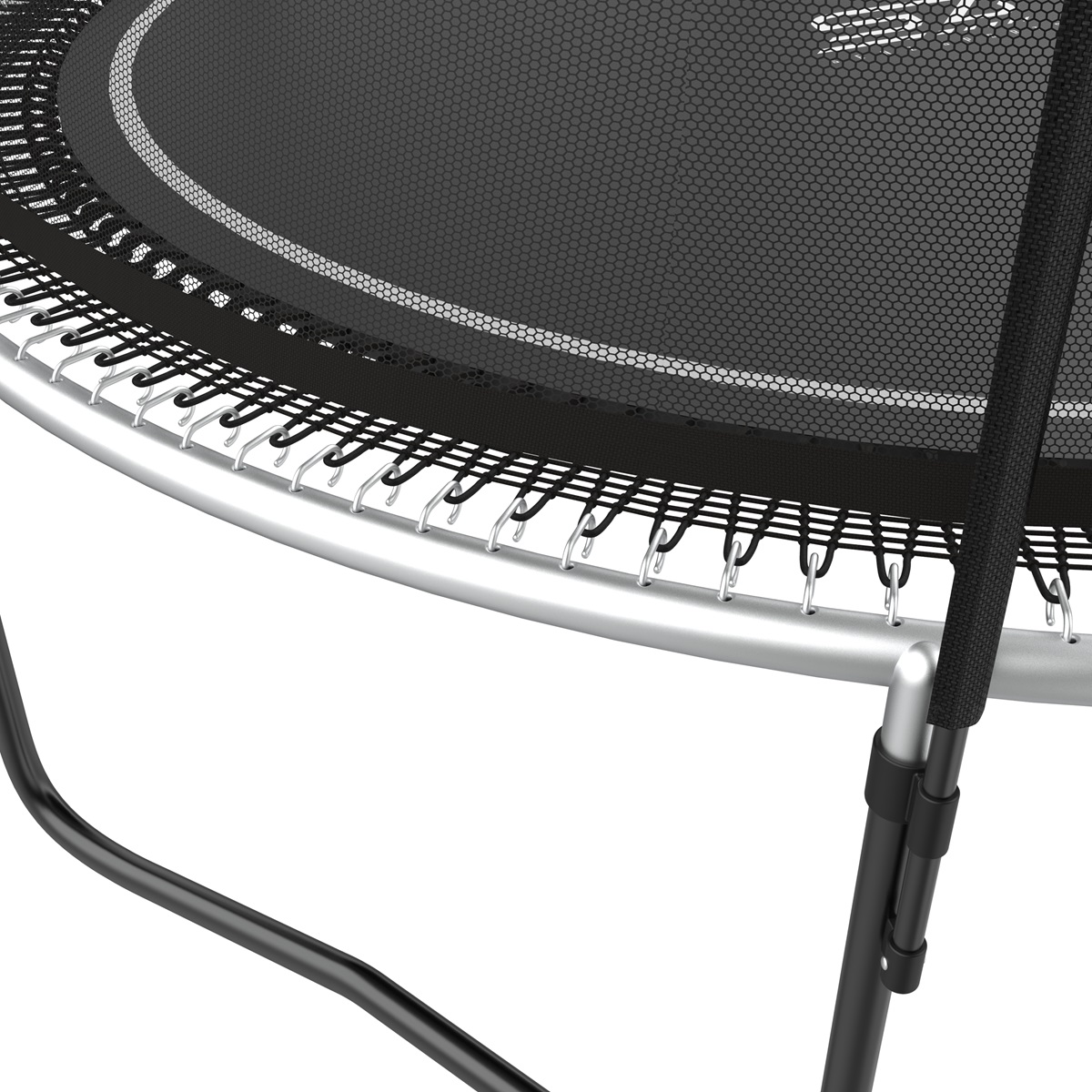 Gros plan sur le filet noir d'un trampoline, cadre argenté et ressorts noirs.