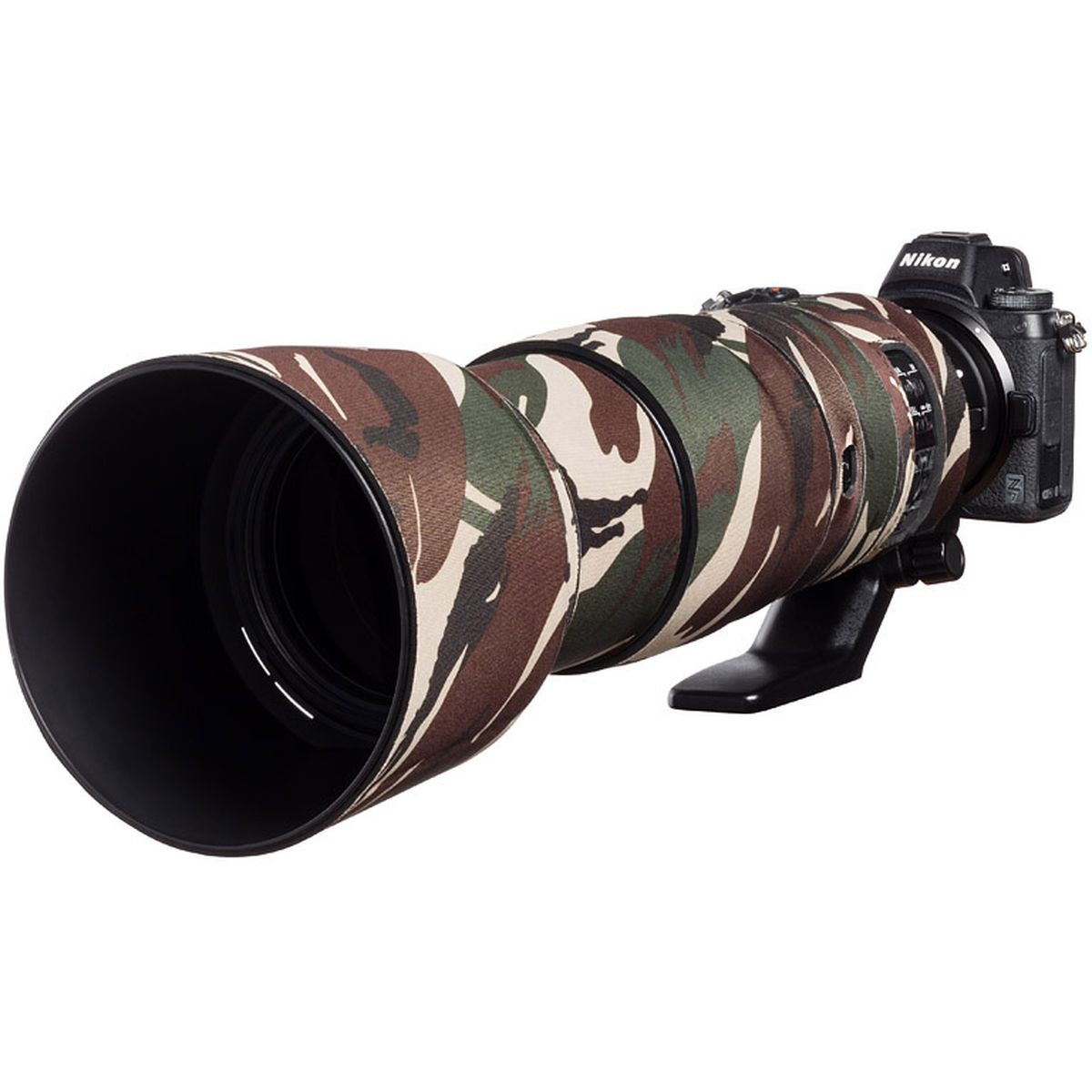 Eine Nikon Kamera mit einem langen Tarnobjektiv, das auf einem schwarzen Ständer ruht.