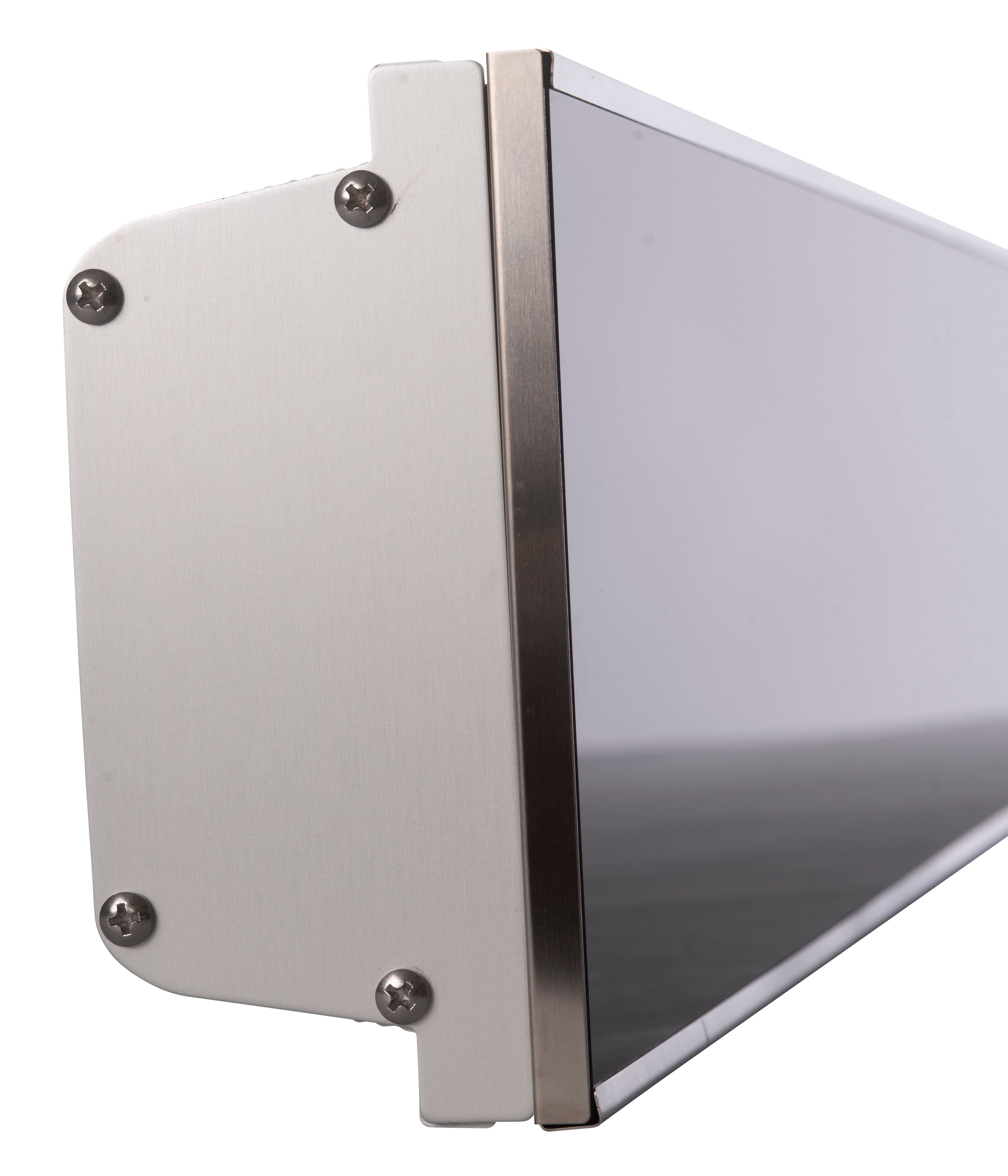 Nahaufnahme eines metallischen, silberfarbenen Panels mit sichtbaren Schrauben.
