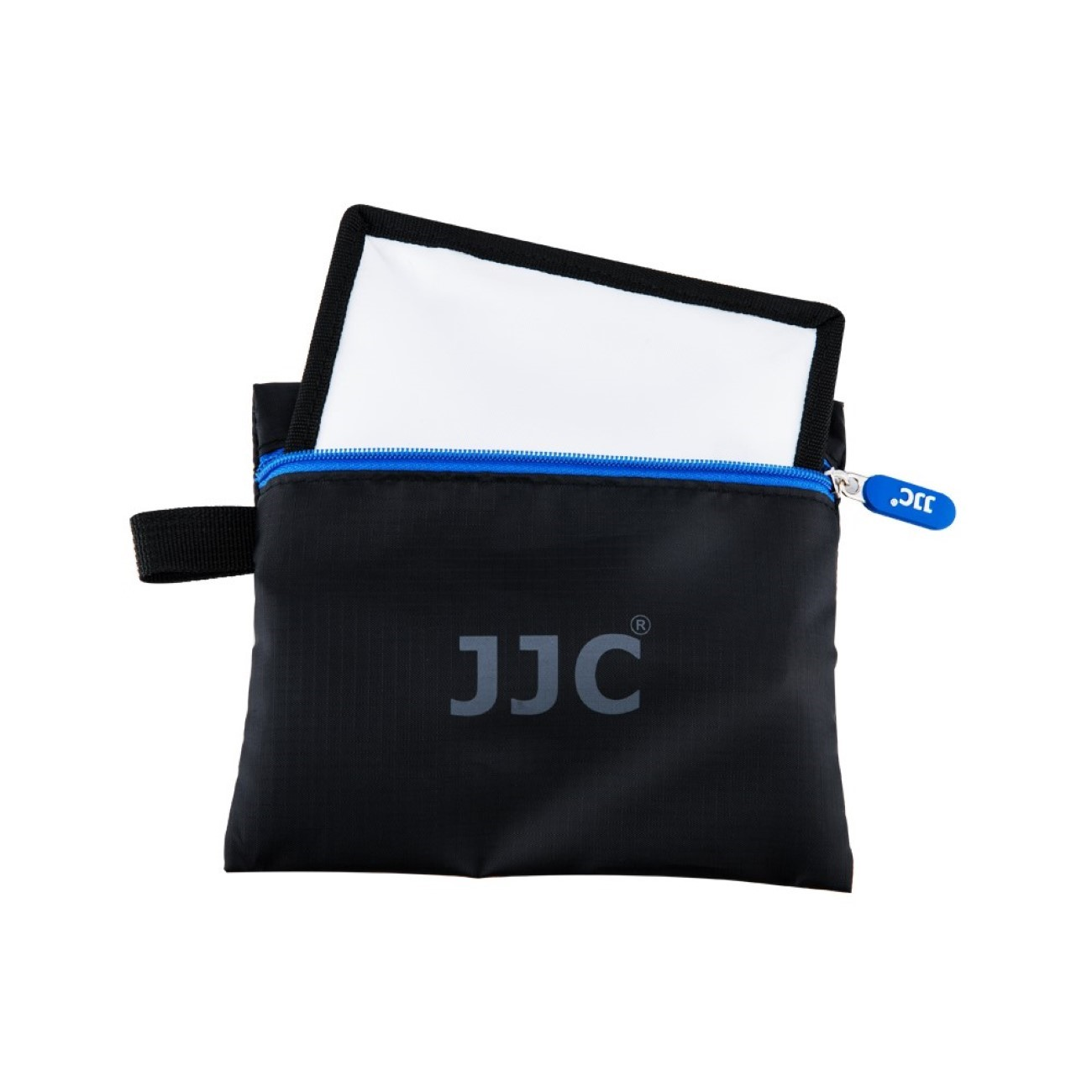 Schwarze Tasche mit weißem Rechteck und blauem Reißverschluss. JJC-Logo auf der Vorderseite.