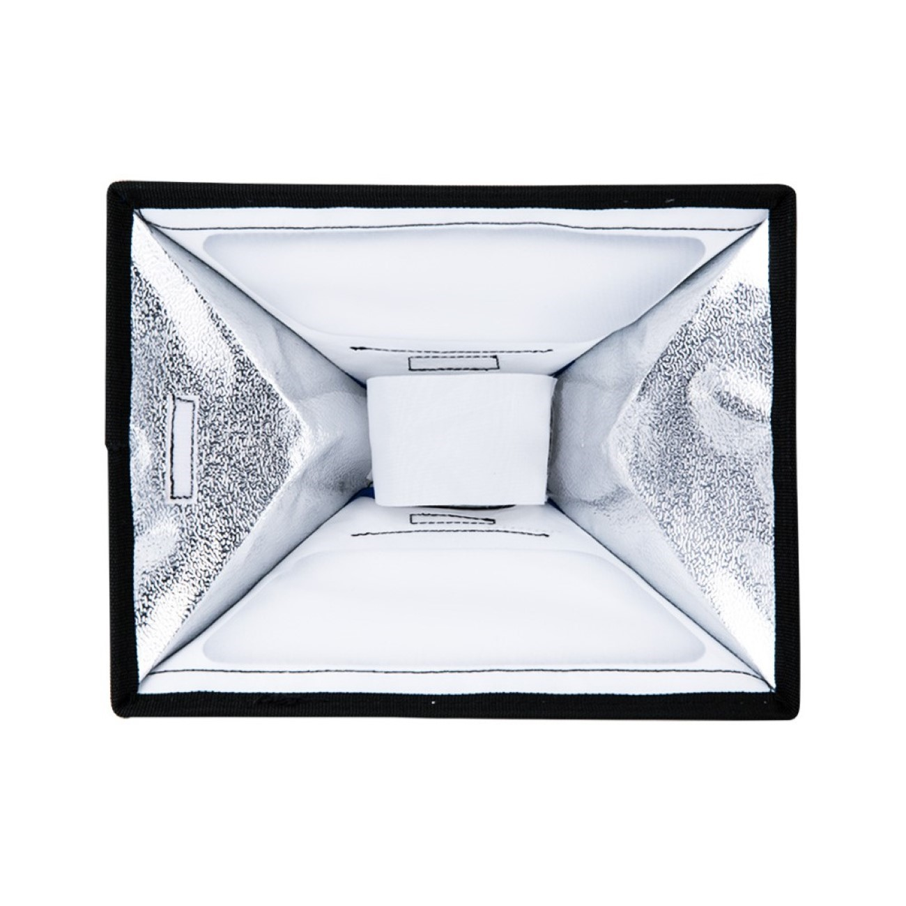 Ein Softbox mit weißem Innenraum und schwarzem Rahmen. Weißer Hintergrund.