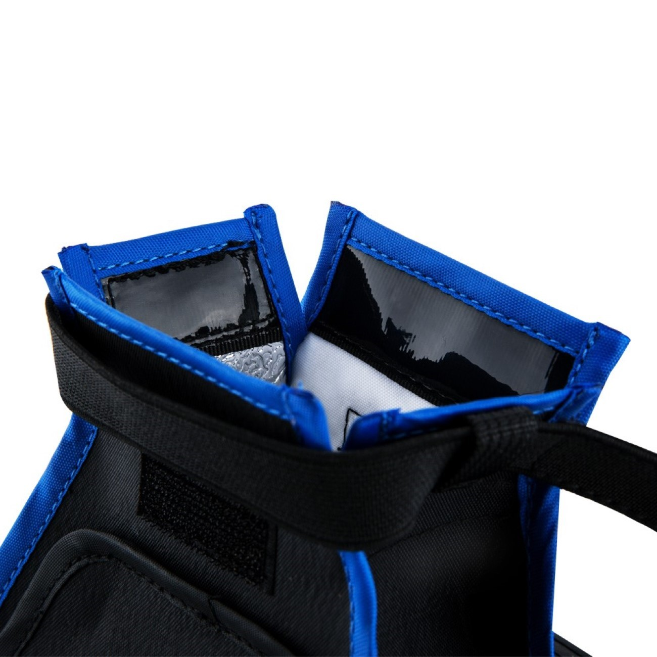 Nahaufnahme einer blau-schwarzen Tasche, oben offen. Innenraum sichtbar.