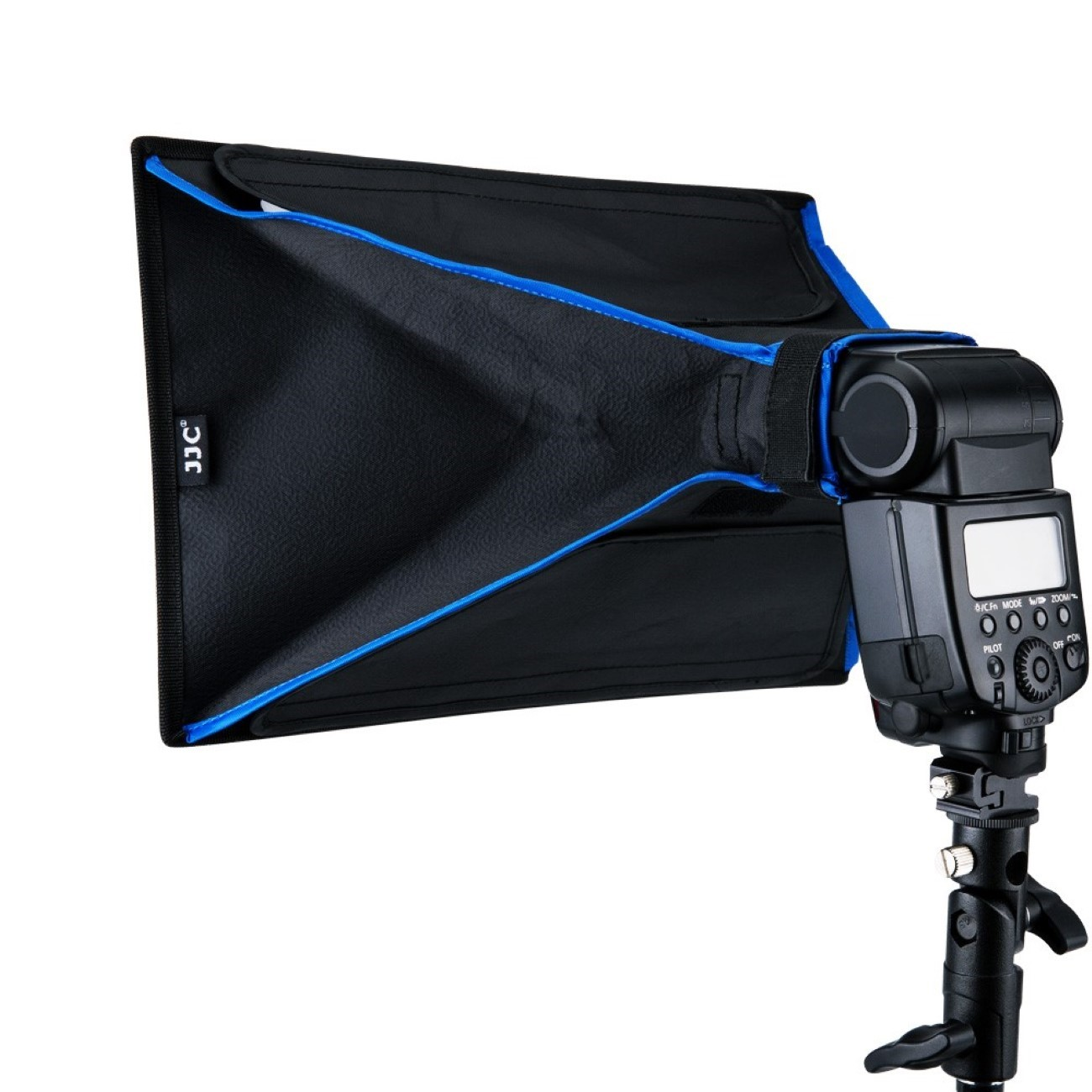 Schwarze Softbox an einem Kamera-Blitzgerät befestigt. Schwarz mit blauen Kanten, JJC-Logo.