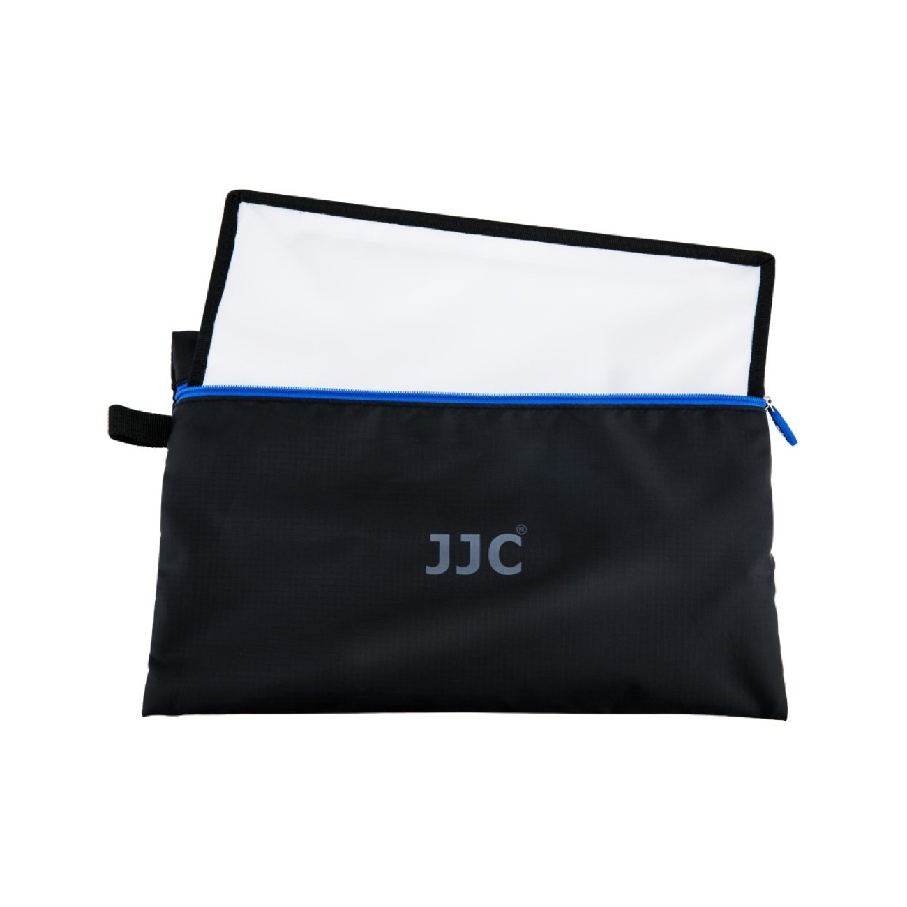 Schwarze Tasche mit blauem Reißverschluss, offen. Eine weiße Oberfläche ist sichtbar. JJC-Logo.