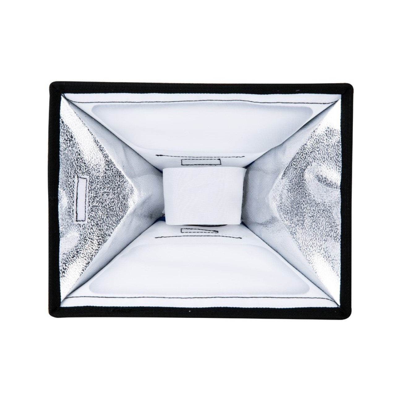 Rechteckiger Softbox-Innenraum. Silberne reflektierende Oberflächen, schwarze Kanten, Diffusor.