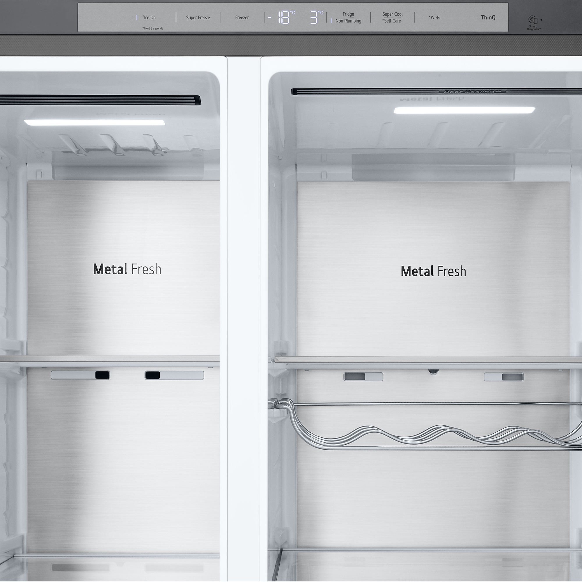 Interior del refrigerador con estantes metálicos y dos compartimentos. El panel de control muestra la configuración de temperatura.