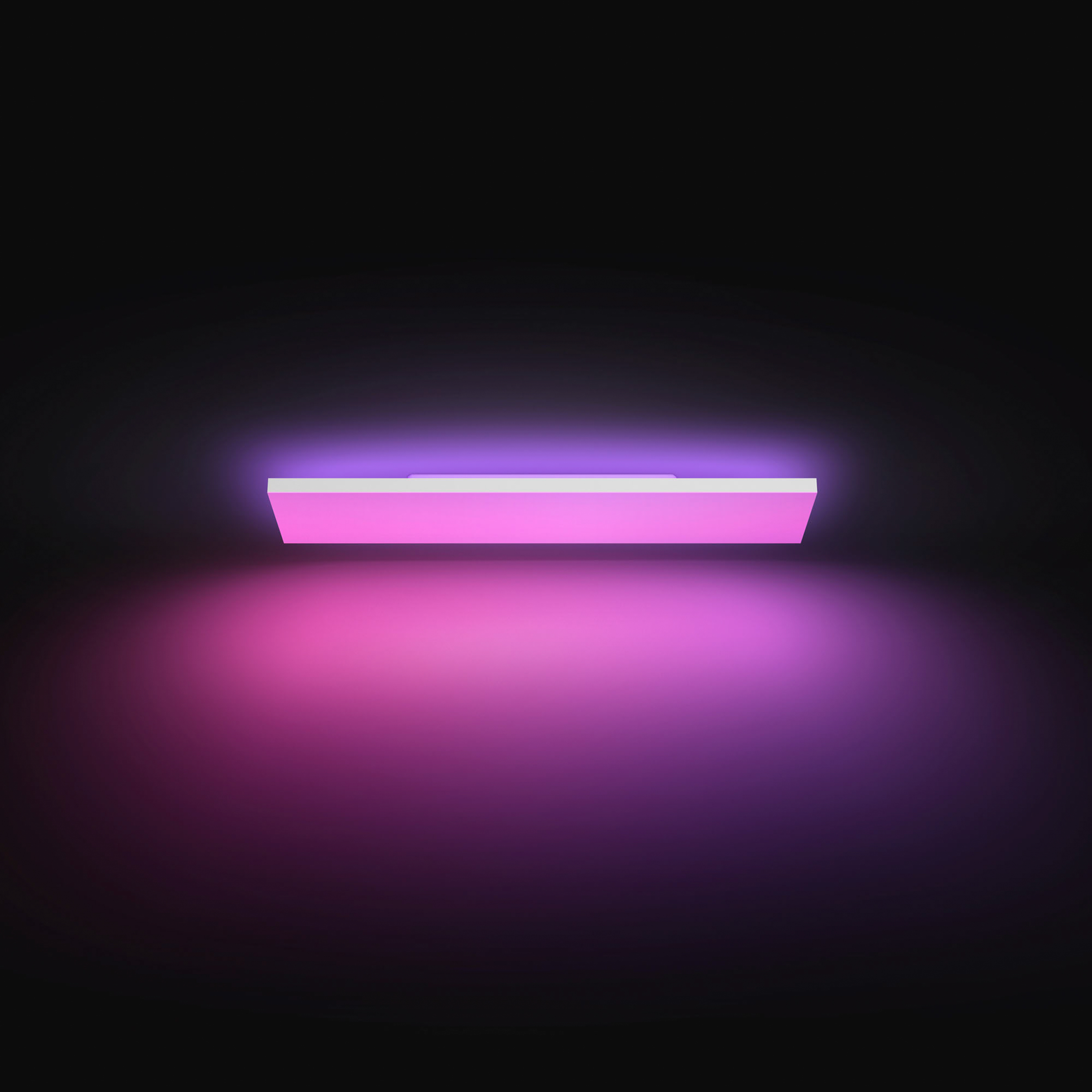 Un fond sombre avec une enseigne au néon rectangulaire éclairée, montrant des nuances de rose et de violet.