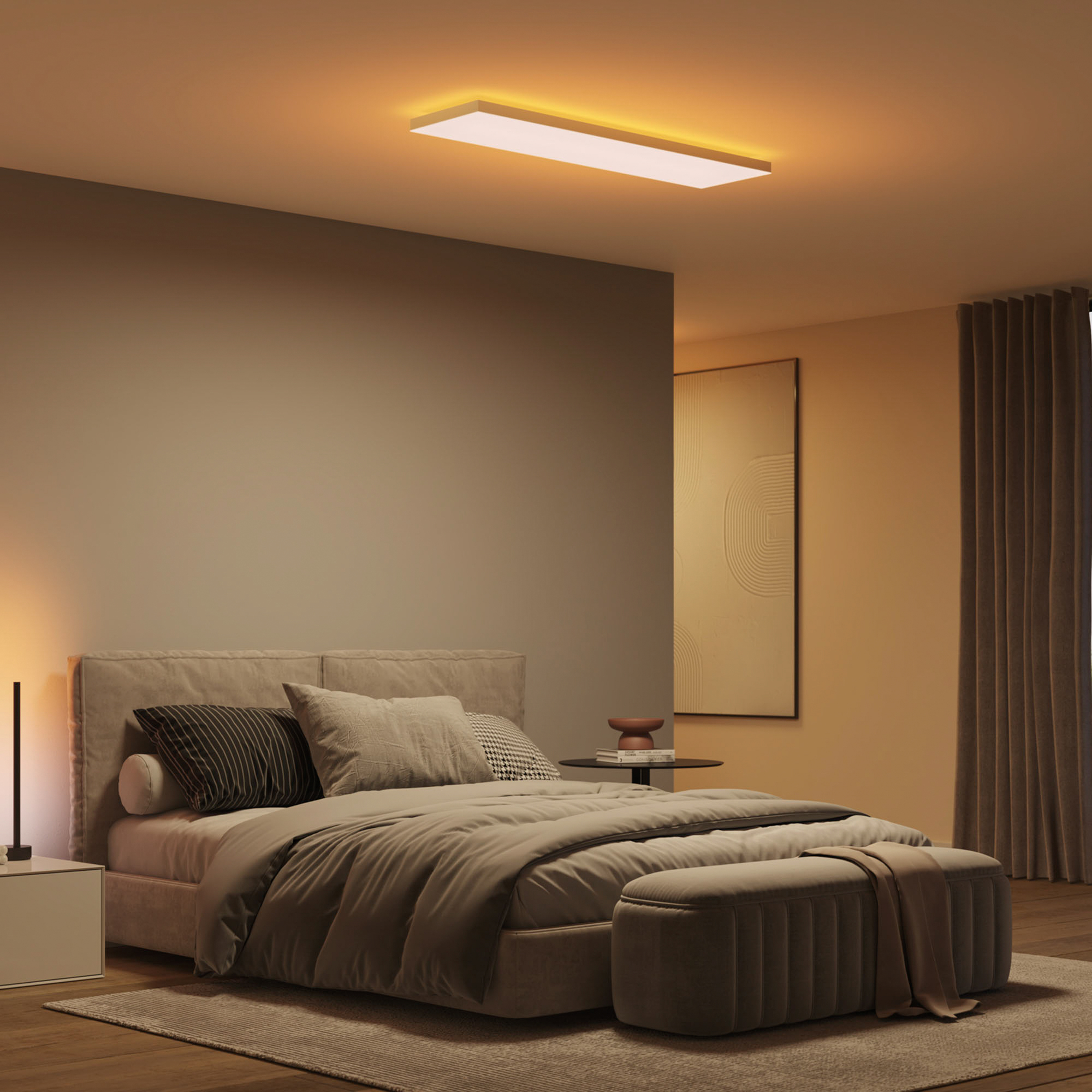 Chambre avec lit, lampes et luminaire au plafond.