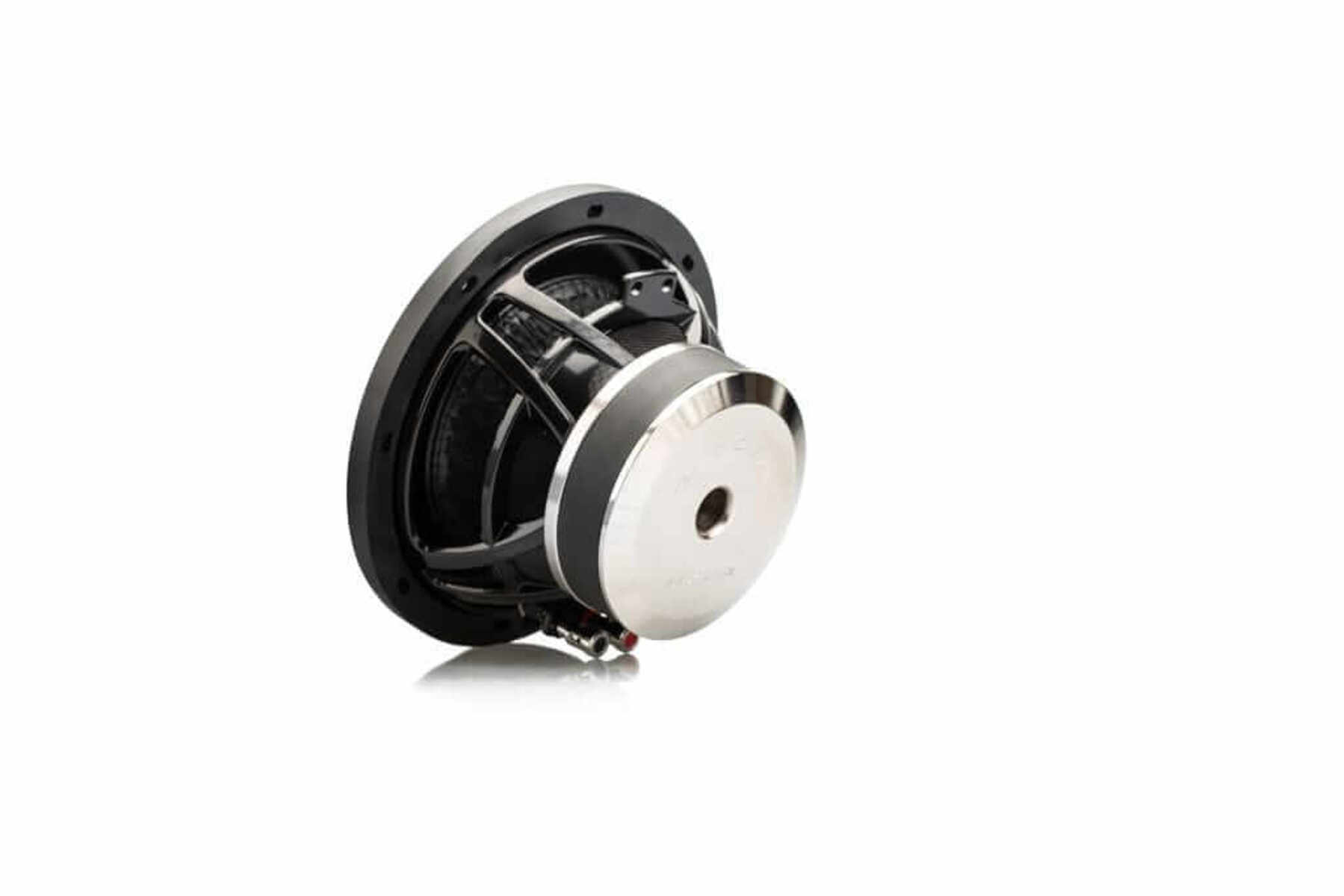 Schwarzer Subwoofer mit silbernen Akzenten, abgewinkelt, isoliert auf weißem Hintergrund. Sichtbare Lautsprecherkomponenten.