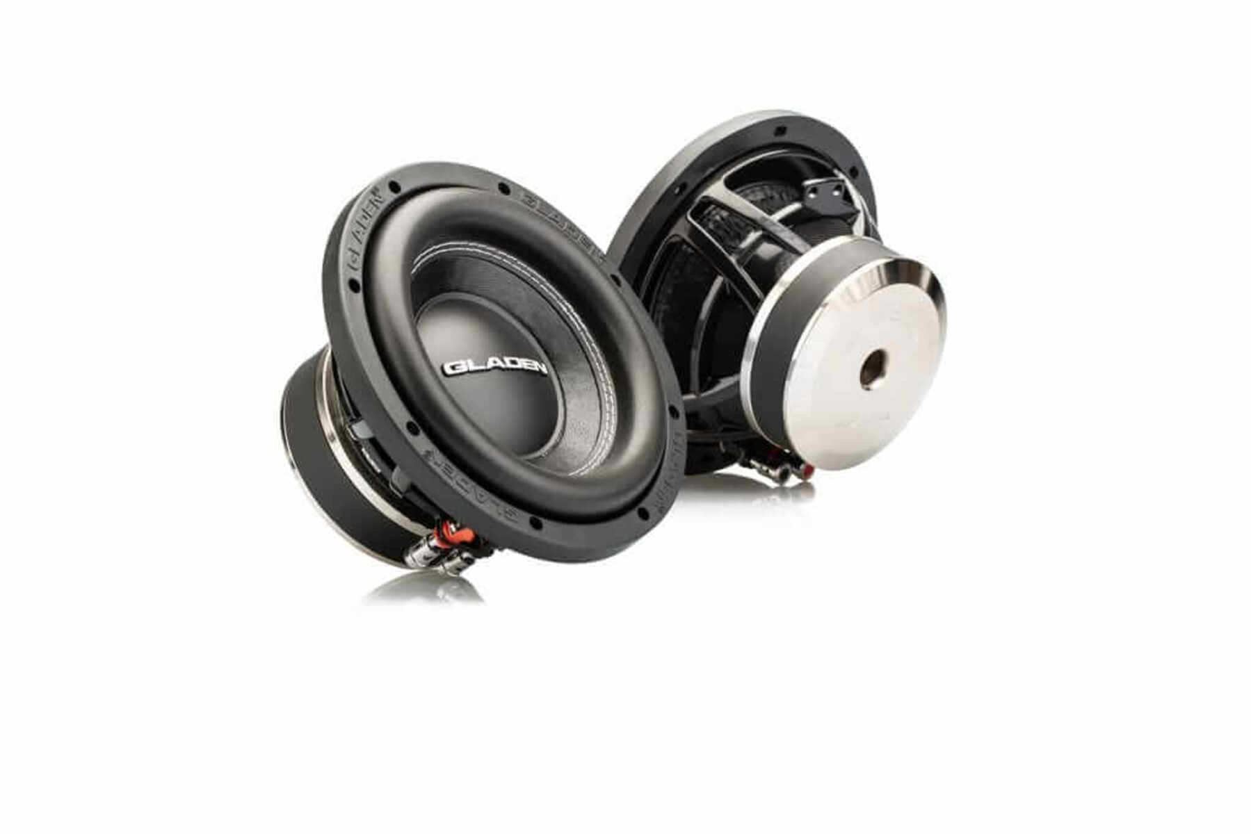 Zwei schwarze Auto-Subwoofer. Jeder hat einen schwarzen Lautsprecherkonus und silberne Akzente. Weißer Hintergrund.