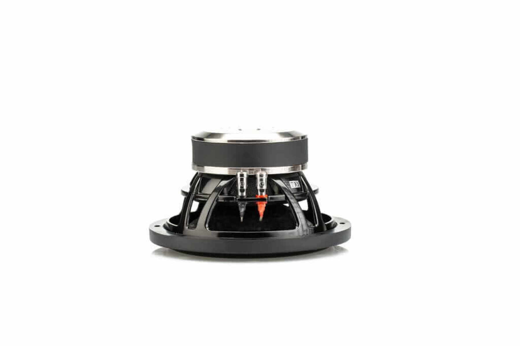 Ein schwarzer Subwoofer, mit silbernem Rand und sichtbaren inneren Komponenten vor weißem Hintergrund.