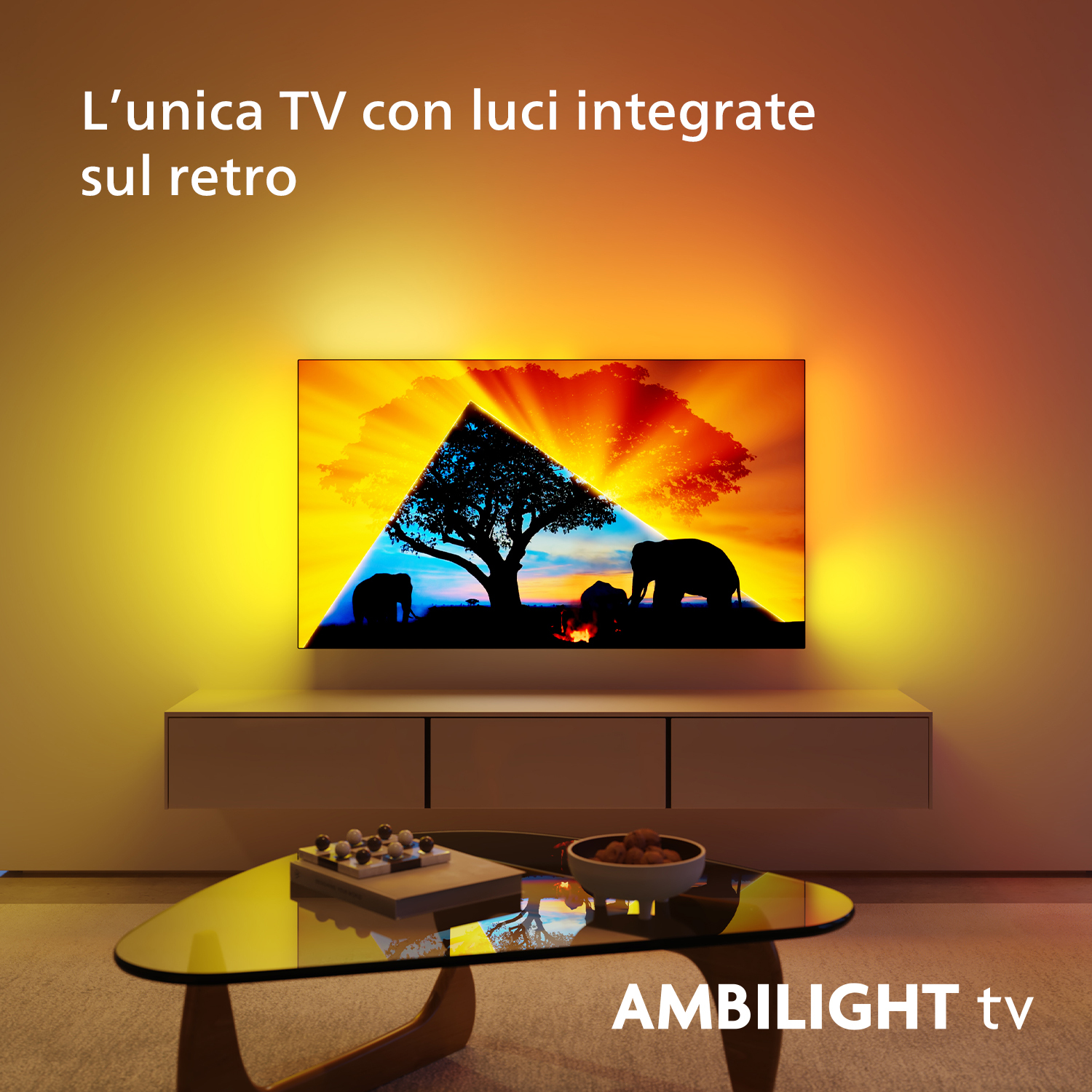TV con illuminazione ambientale colorata. Scena savana africana sullo schermo. Mobile marrone, parete gialla.