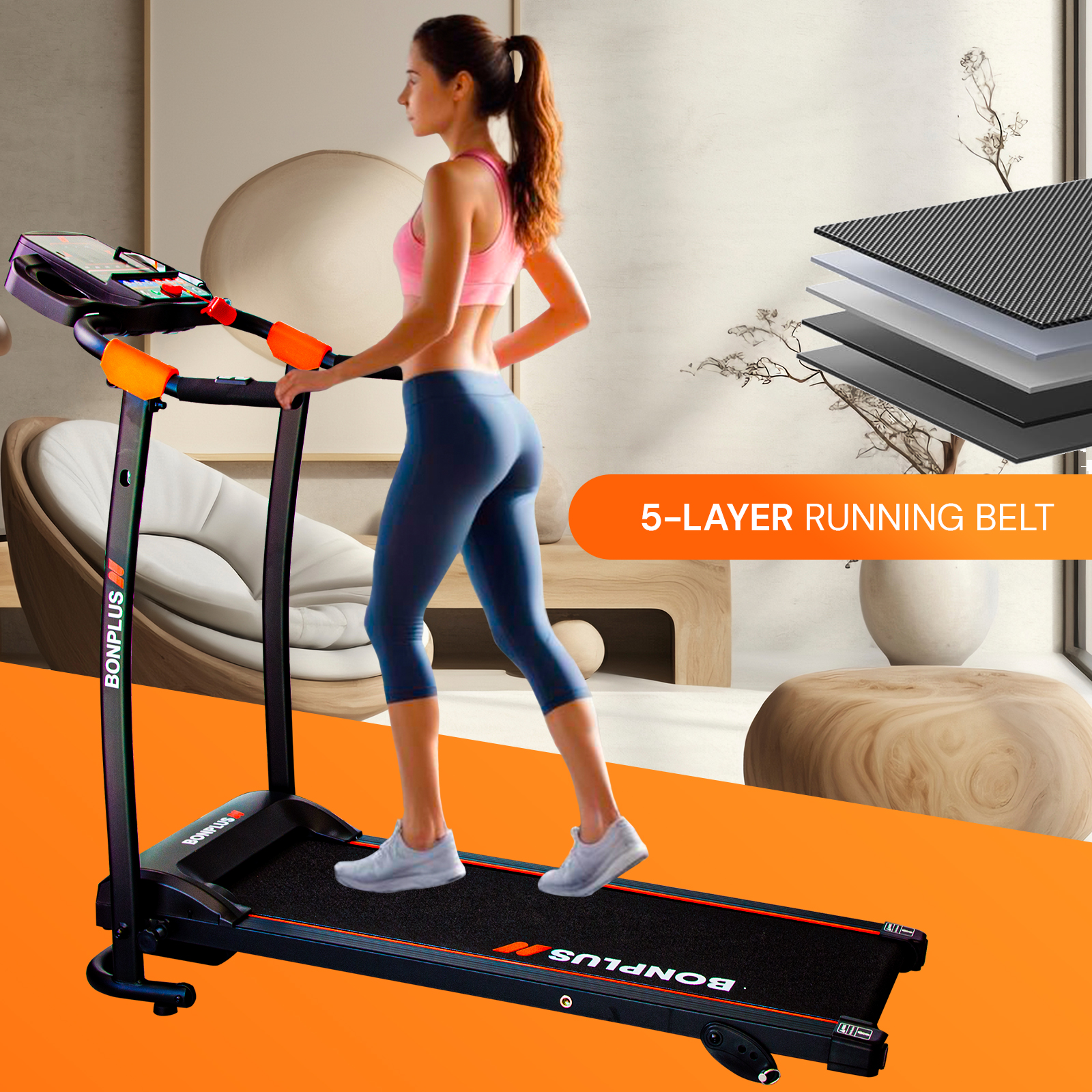 Mujer en cinta de correr Bonplus negra. Corriendo, acentos naranjas y una cinta de correr de 5 capas. Interior.