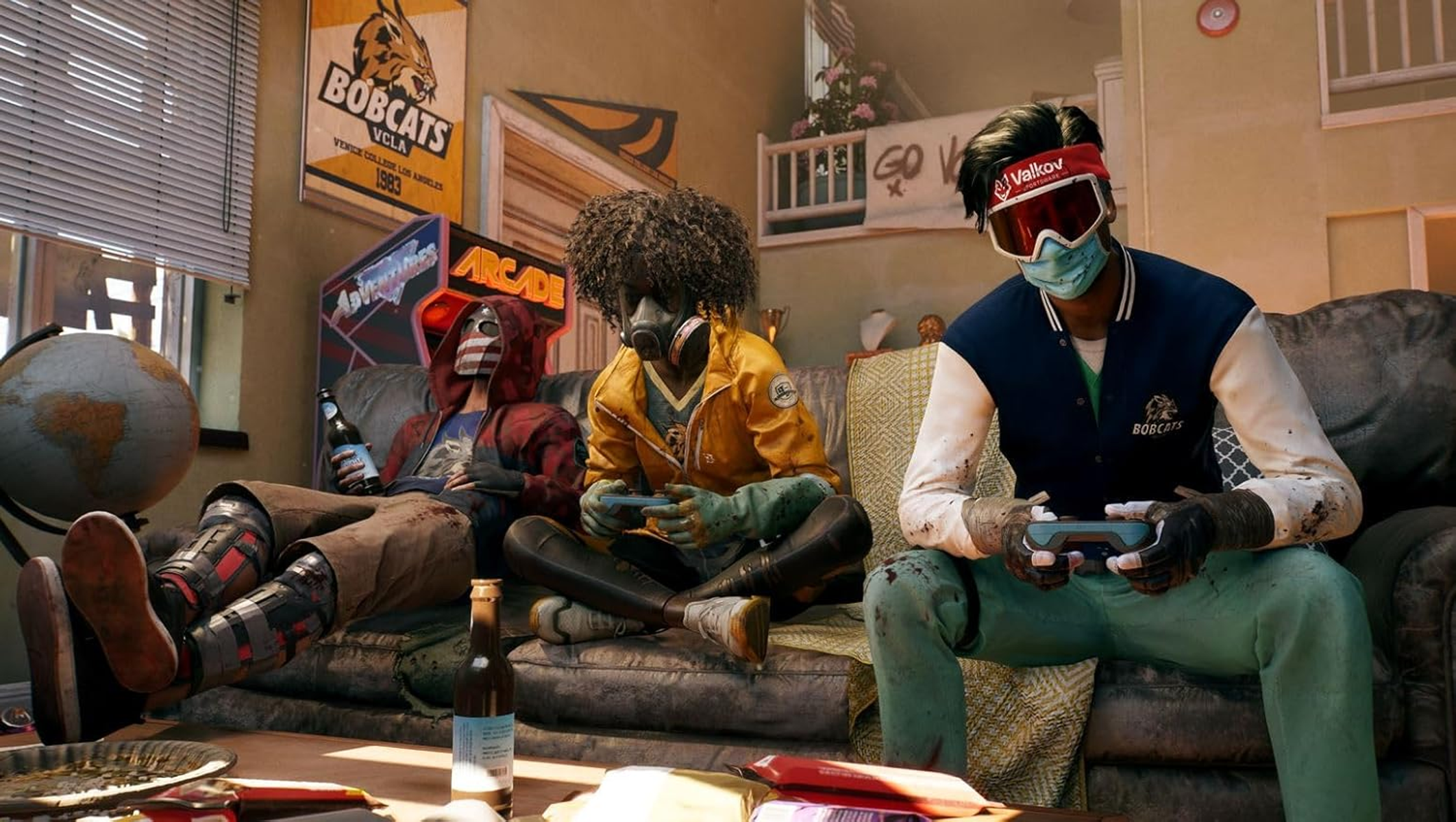 Tres personas jugando en un sofá, máquina recreativa y botellas de cerveza en mesa, ambiente de salón.
