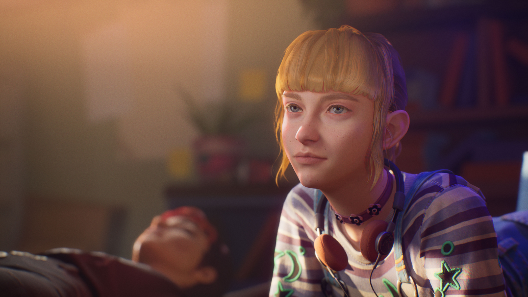 Młoda kobieta zamyślona, z rozmytą osobą w tle.