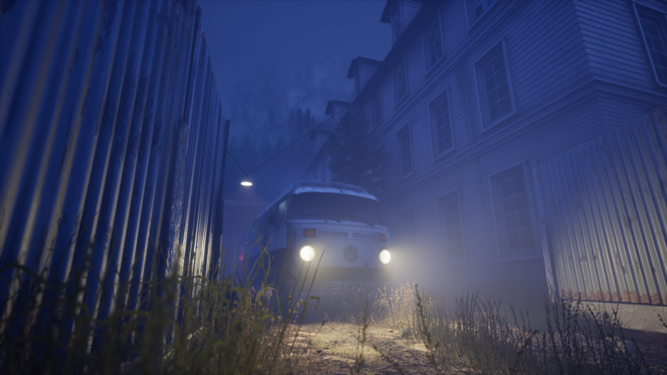 Ein Van mit eingeschalteten Scheinwerfern, geparkt in dunkler Gasse bei Nacht.