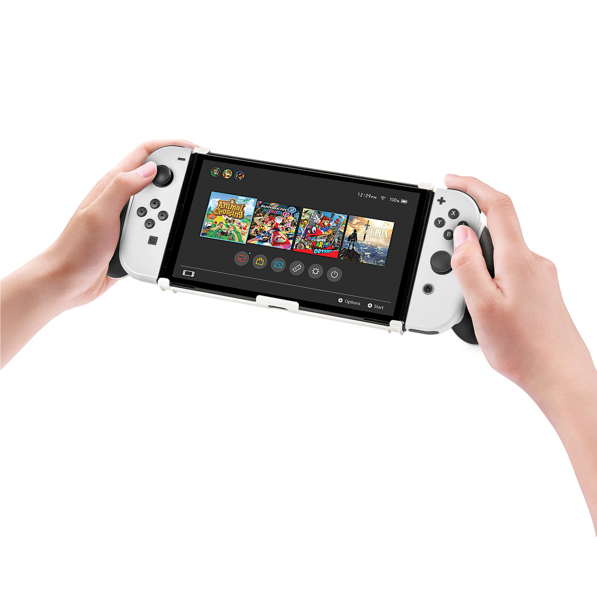 Manos sosteniendo una Nintendo Switch con juegos en pantalla. Controles blancos, fondo blanco.