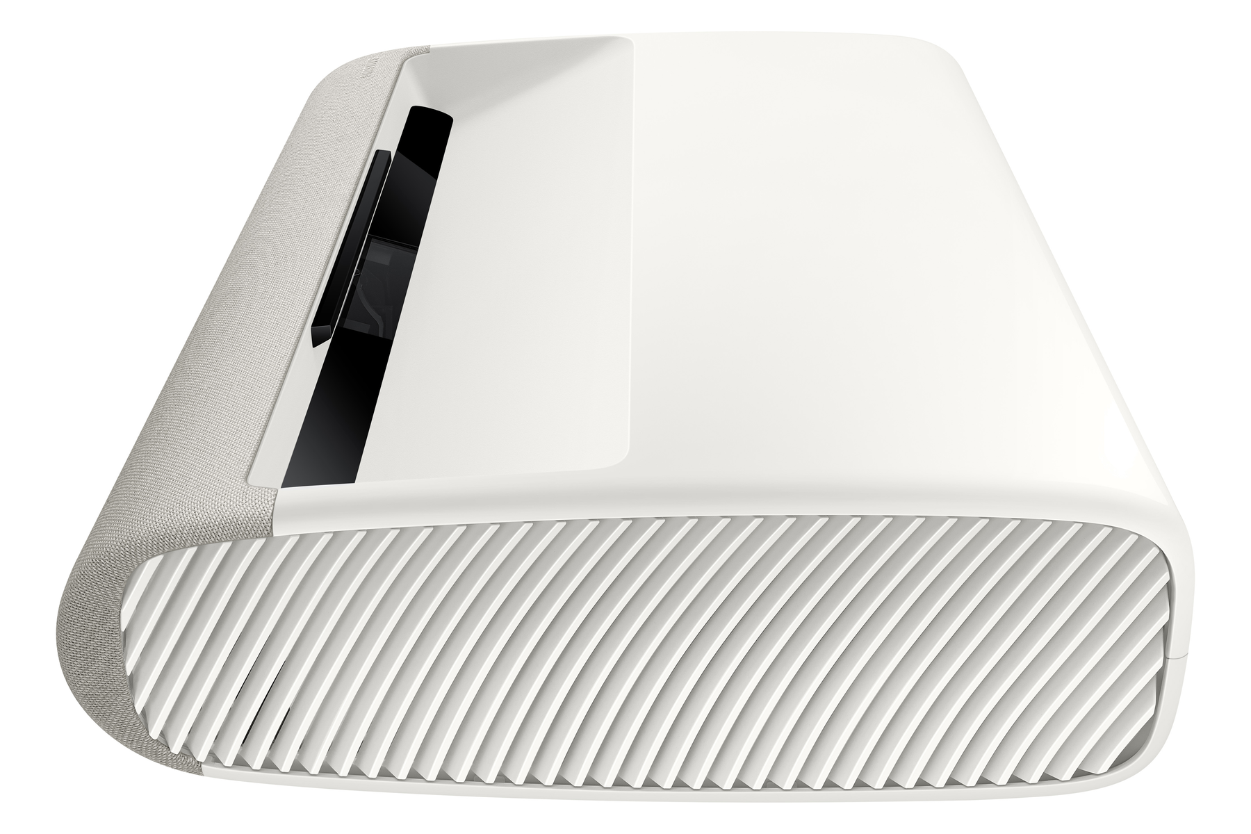 Biały projektor z materiałowym bokiem, ustawiony pod kątem na białym tle.