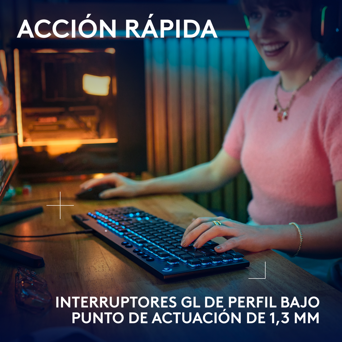 Kobieta używa klawiatury z niebieskim podświetleniem, z myszką na drewnianym stole.