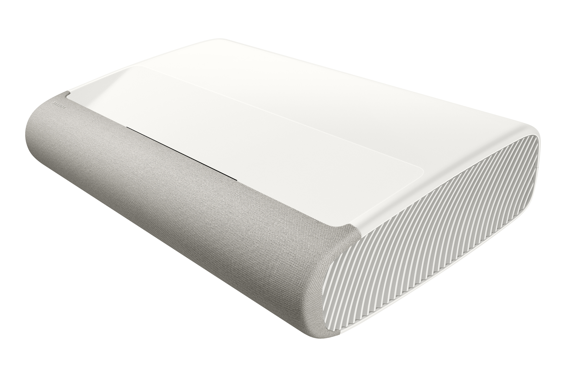 Biały, prostokątny projektor z zakrzywionym, pokrytym tkaniną bokiem, stoi na białej powierzchni.