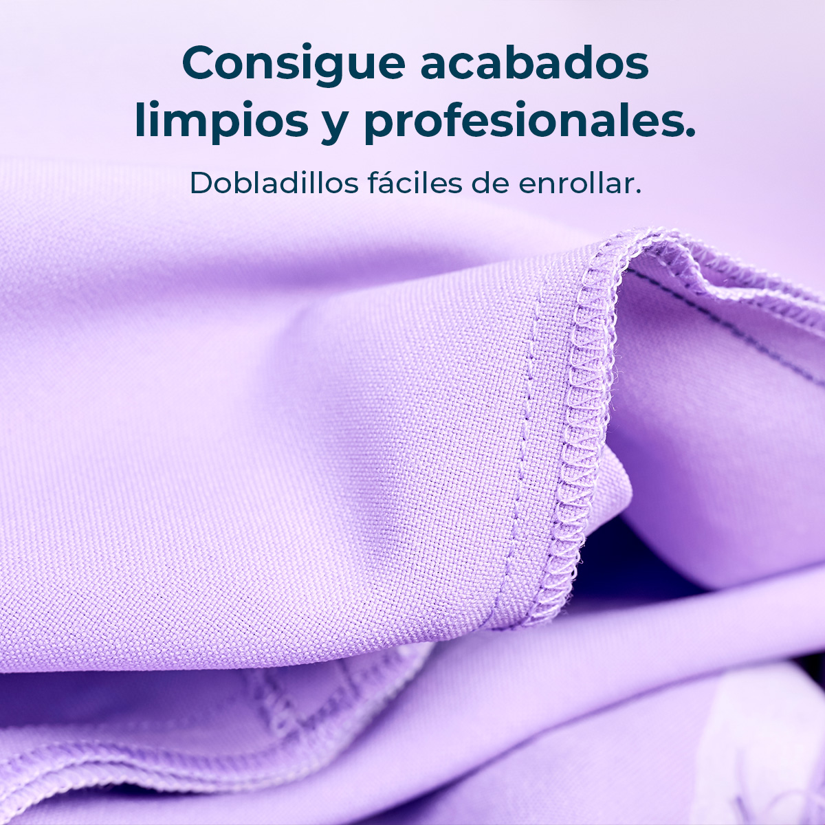 Primer plano de una tela lavanda doblada con texto en español.