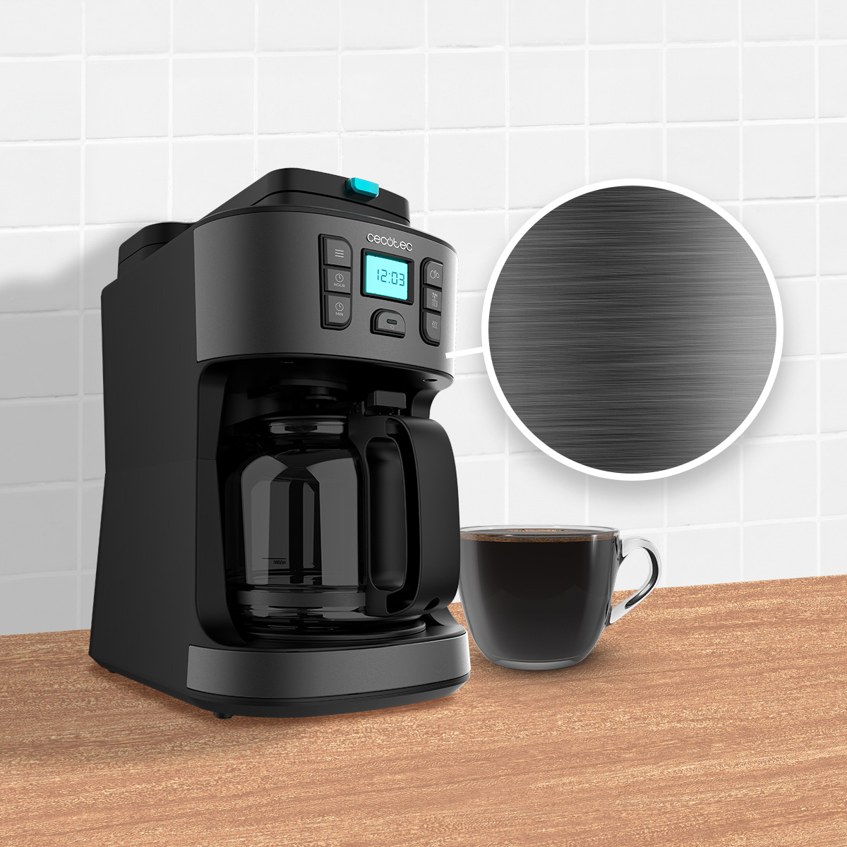 Czarny ekspres do kawy ze szklaną karafką, filiżanka kawy i okrąg ze szczotkowanego metalu.